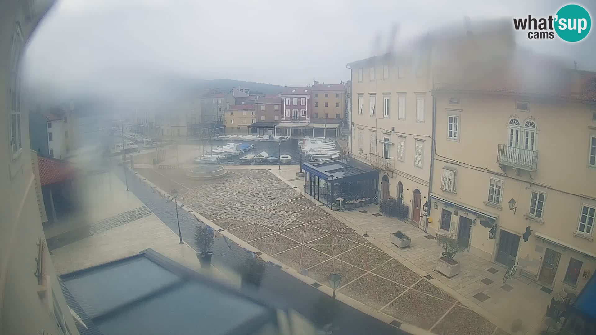 V ŽIVO spletna kamera Cres mesto – glavni trg in “mandrač” – otok Cres – Hrvaška