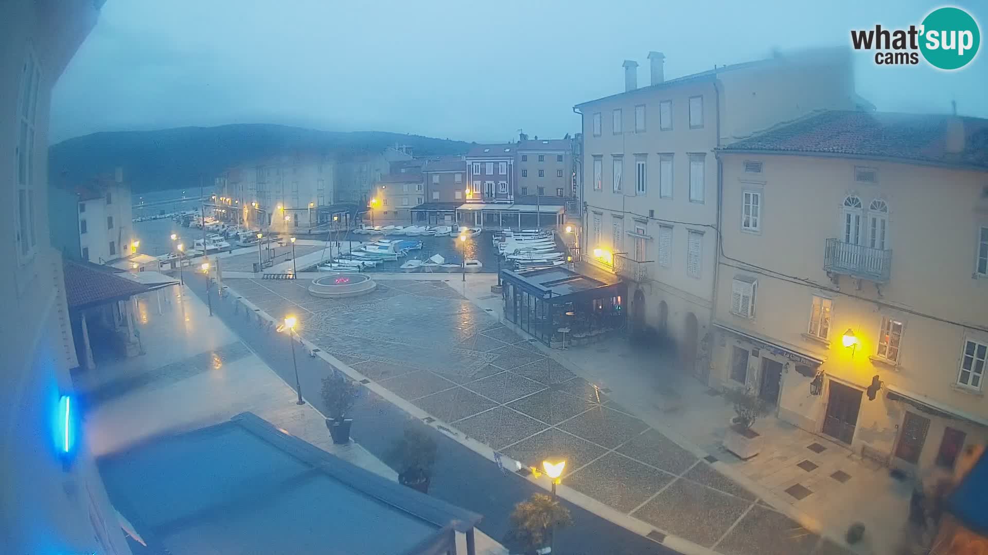 Web kamera Grad Cres – glavni trg i “mandrač” – otok Cres