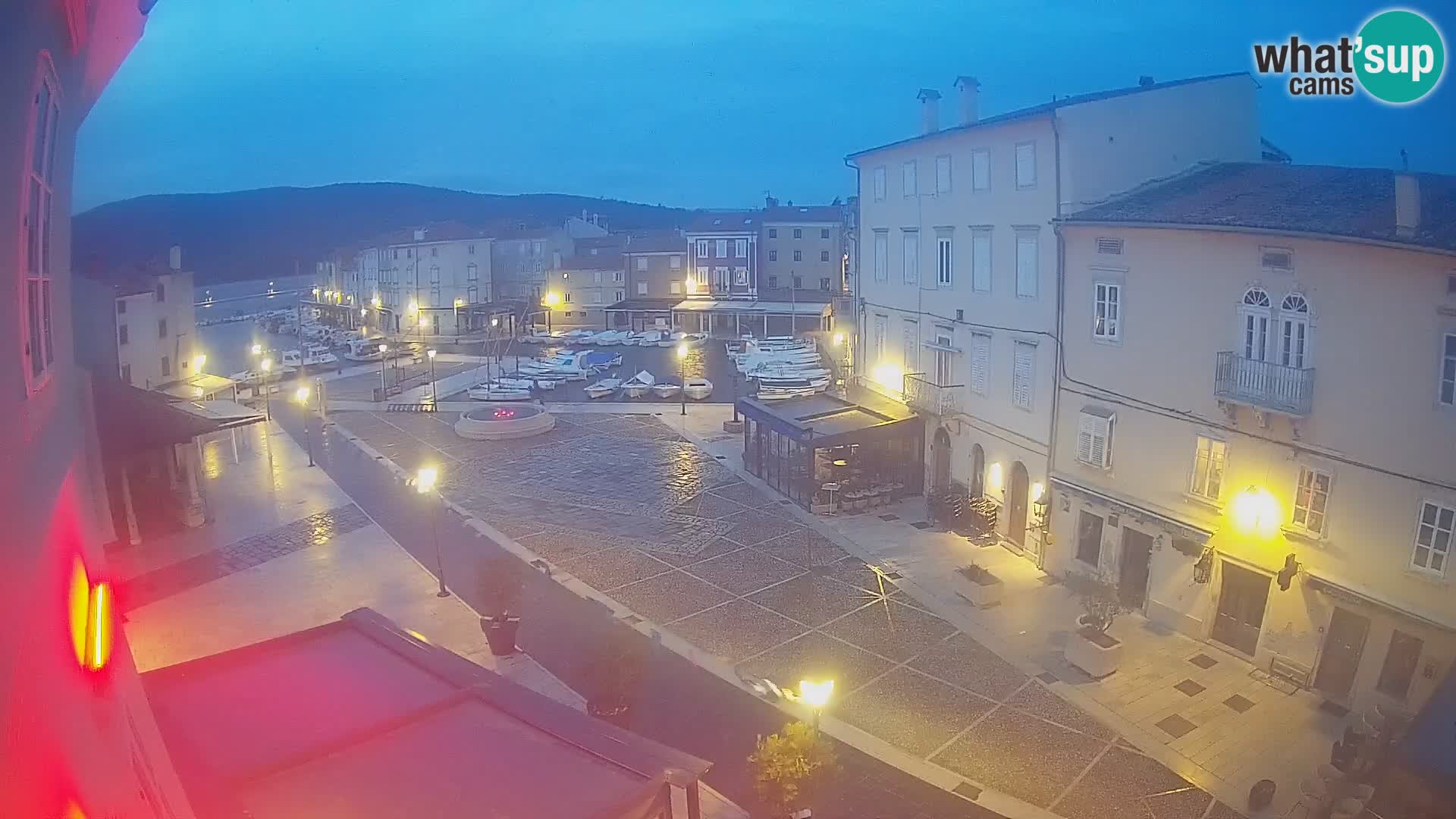 Web kamera Grad Cres – glavni trg i “mandrač” – otok Cres