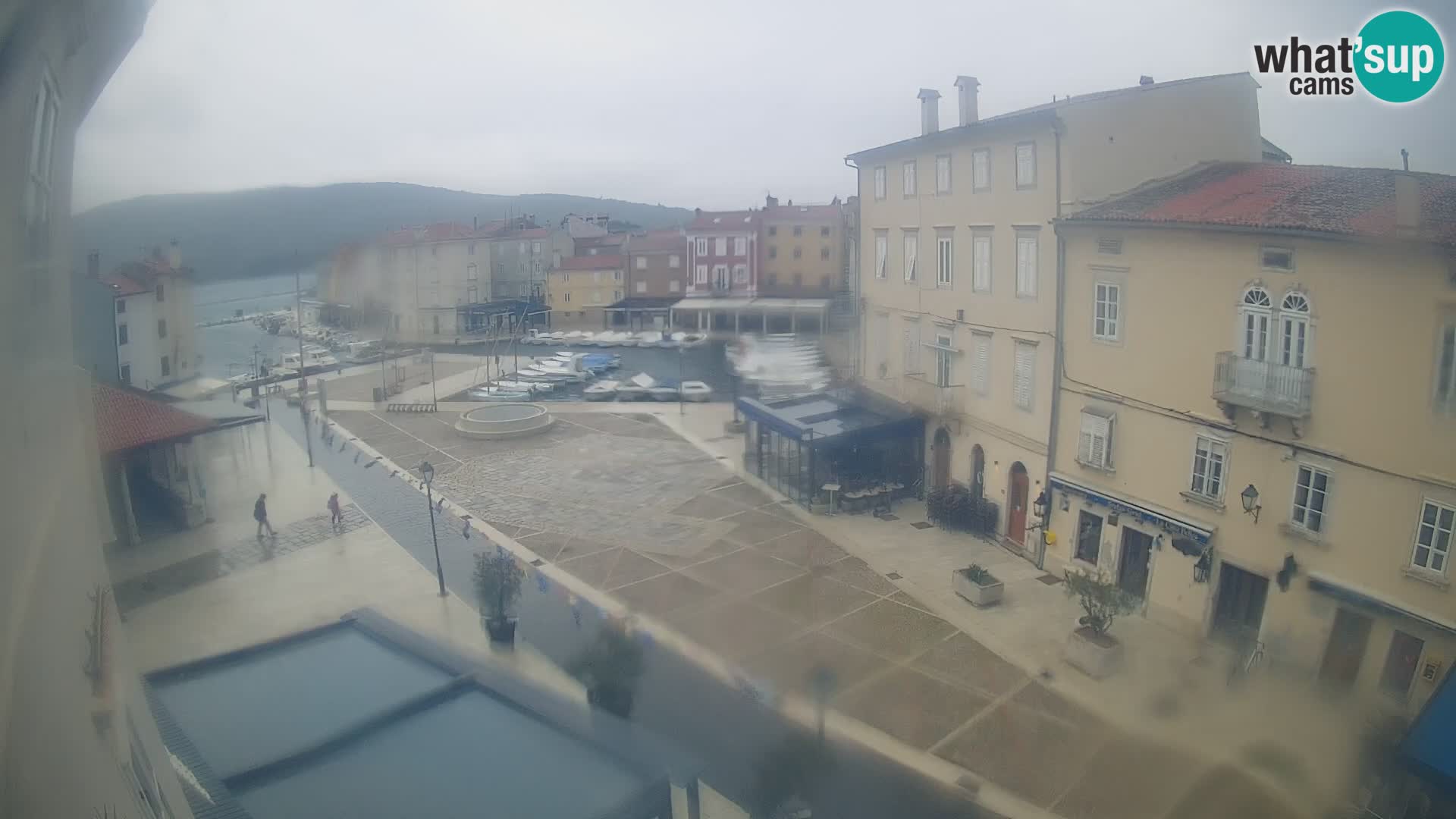 V ŽIVO spletna kamera Cres mesto – glavni trg in “mandrač” – otok Cres – Hrvaška