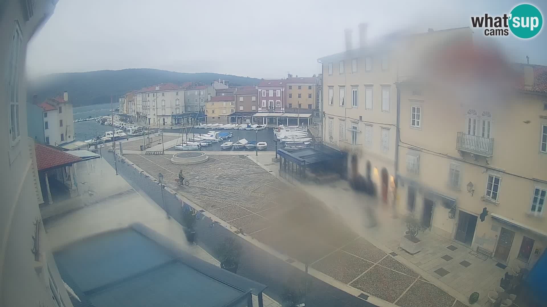 Web kamera Grad Cres – glavni trg i “mandrač” – otok Cres