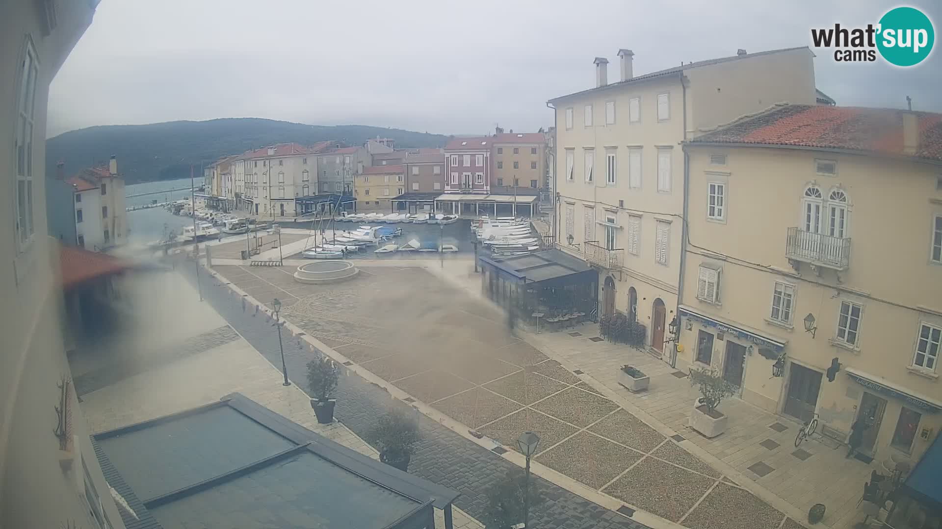 Web kamera Grad Cres – glavni trg i “mandrač” – otok Cres