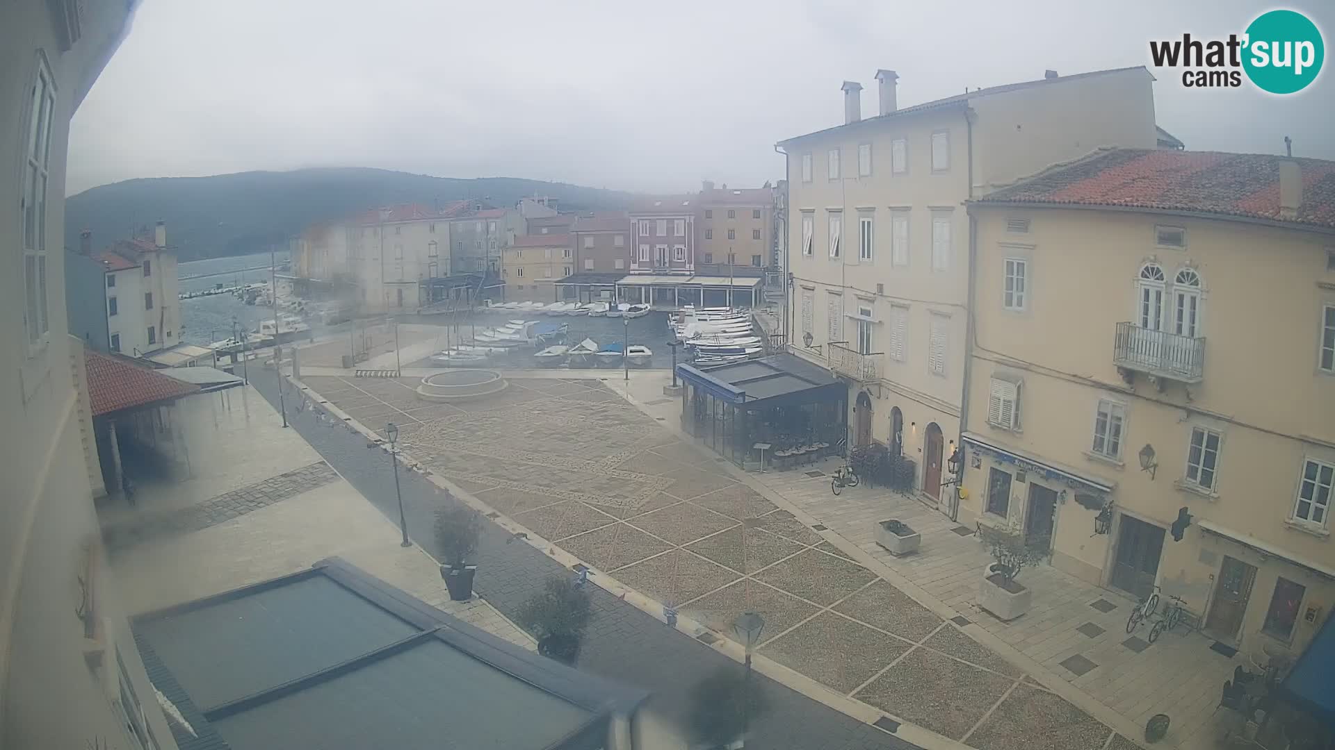 Web kamera Grad Cres – glavni trg i “mandrač” – otok Cres