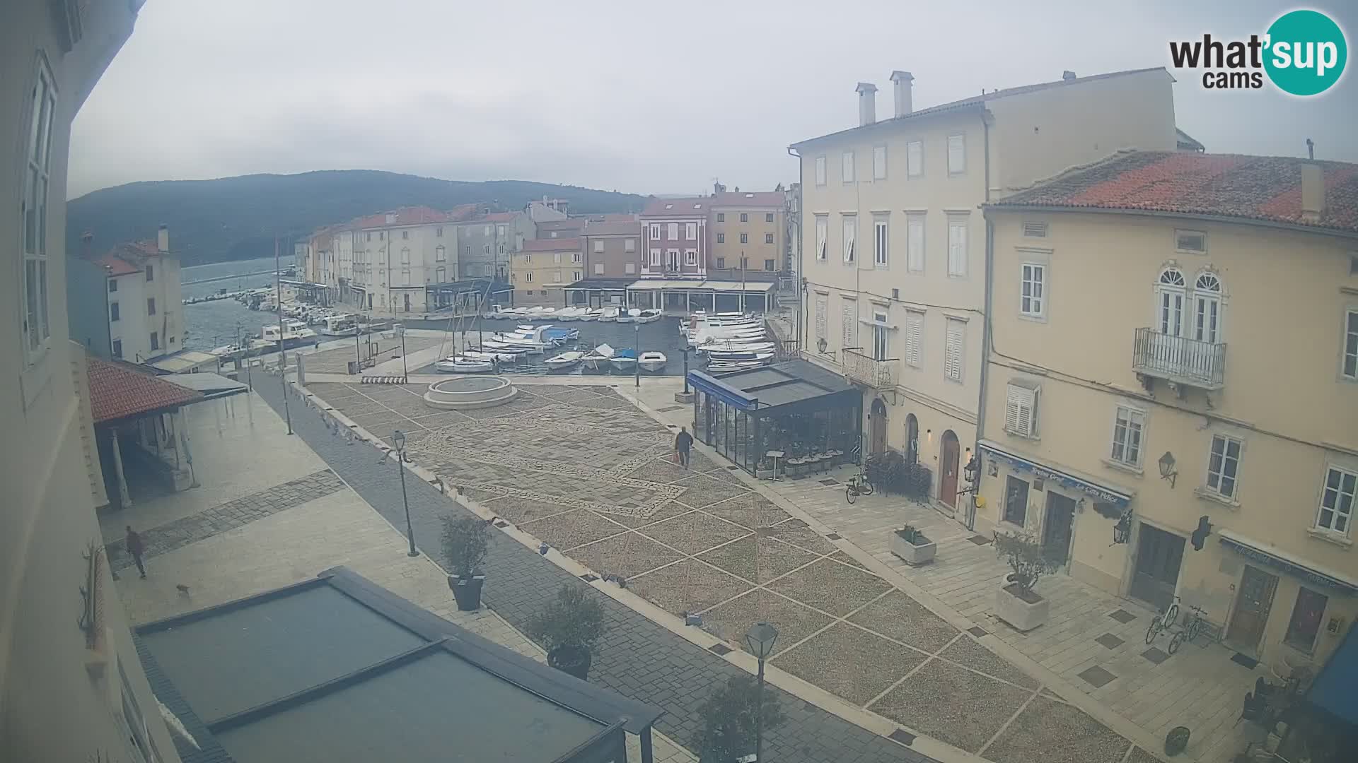 LIVE cam Cres city – place principale et “mandrač” – île de Cres – Croatie