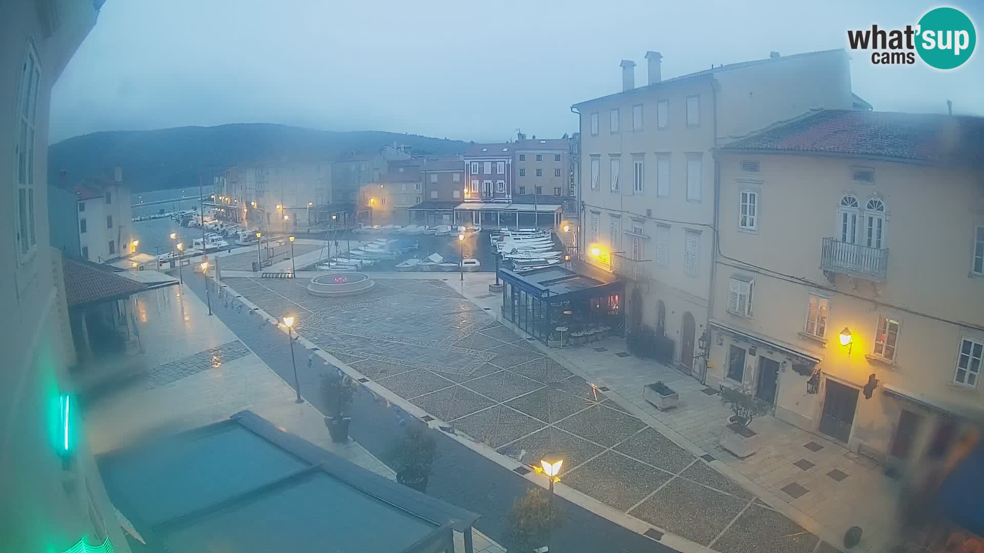 Web kamera Grad Cres – glavni trg i “mandrač” – otok Cres