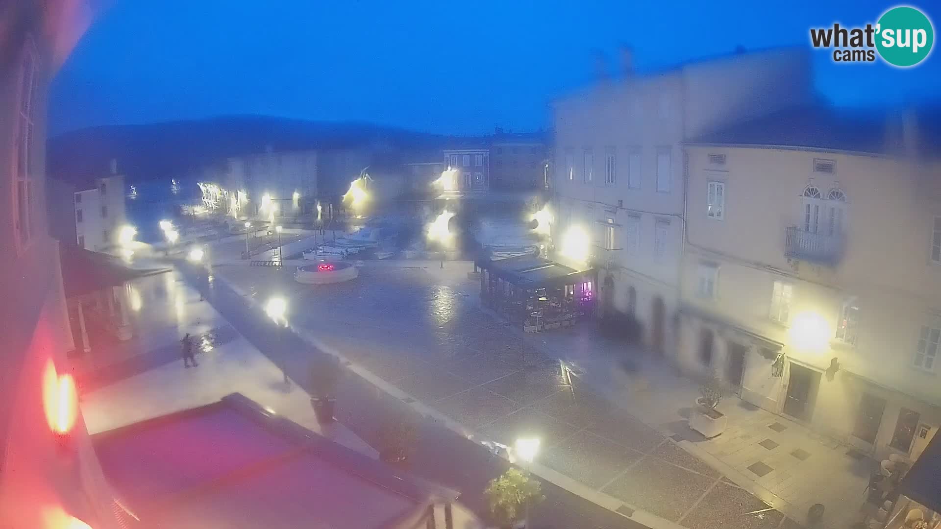 Web kamera Grad Cres – glavni trg i “mandrač” – otok Cres