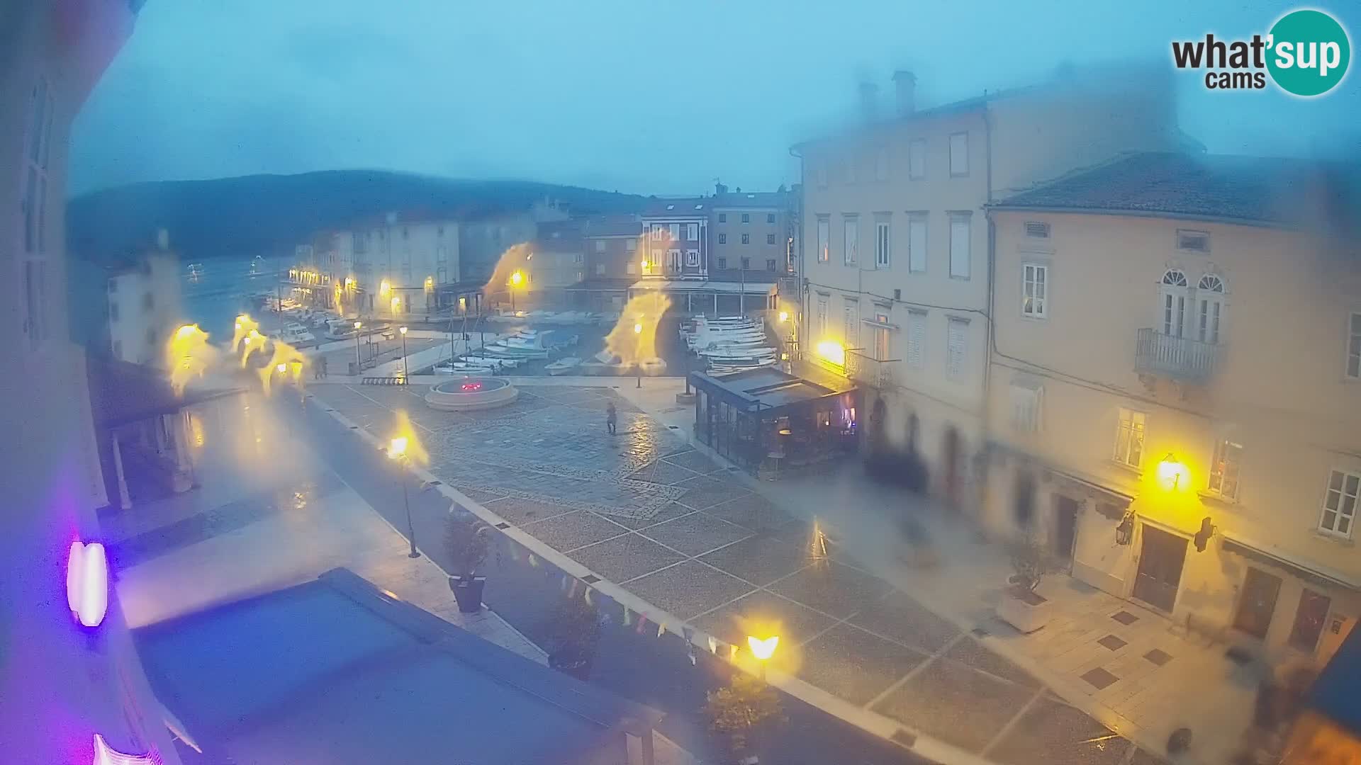 LIVE cam Cres city – place principale et “mandrač” – île de Cres – Croatie