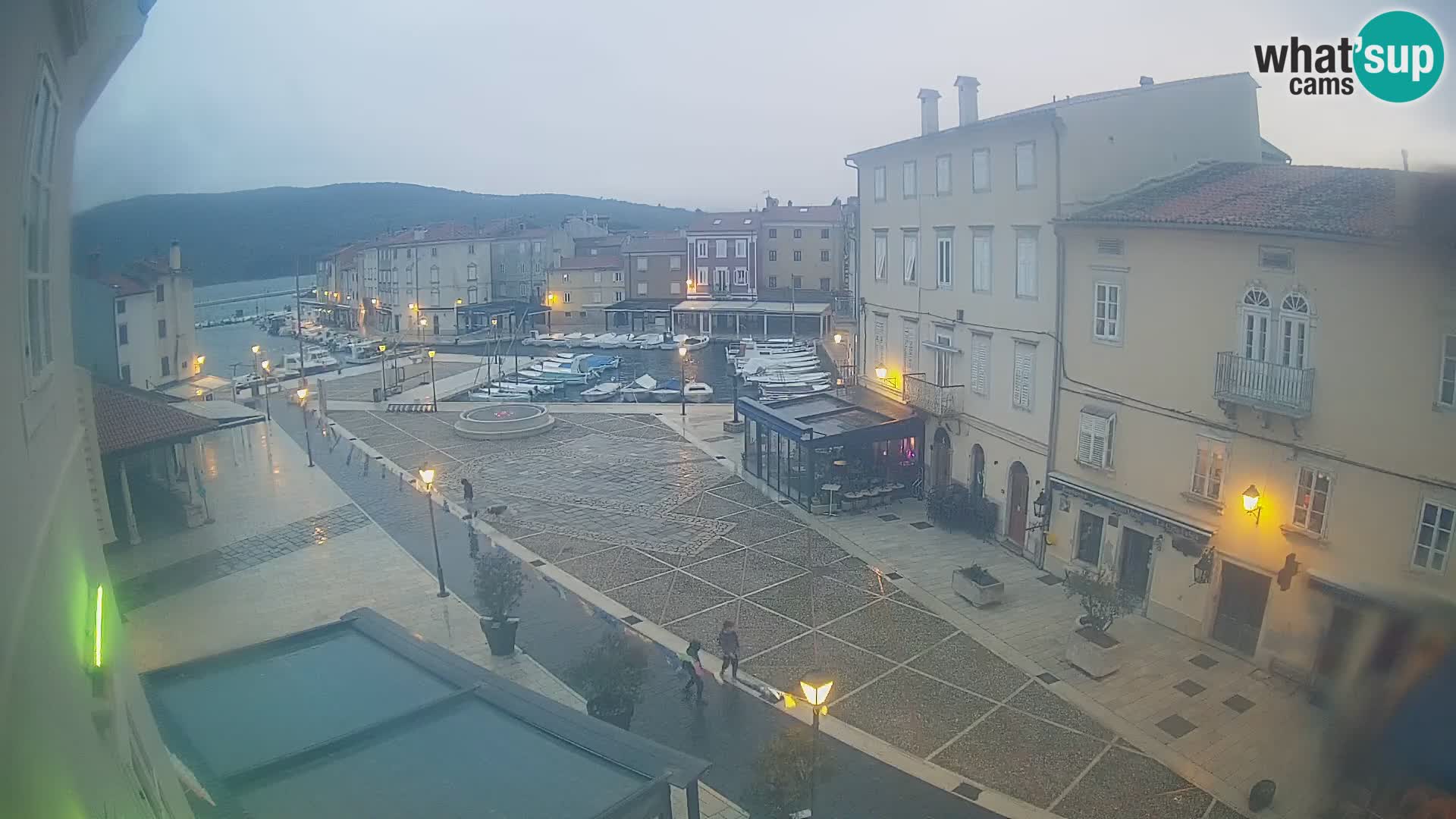 V ŽIVO spletna kamera Cres mesto – glavni trg in “mandrač” – otok Cres – Hrvaška