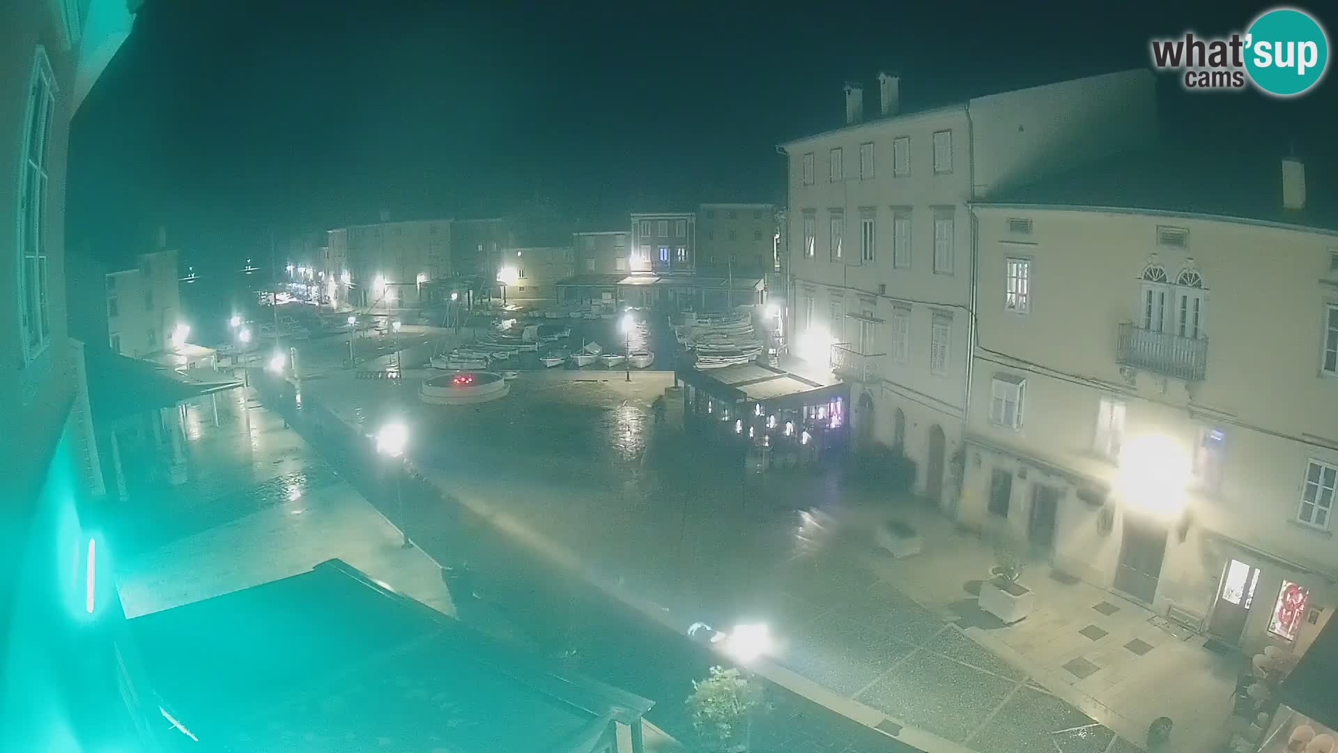 V ŽIVO spletna kamera Cres mesto – glavni trg in “mandrač” – otok Cres – Hrvaška