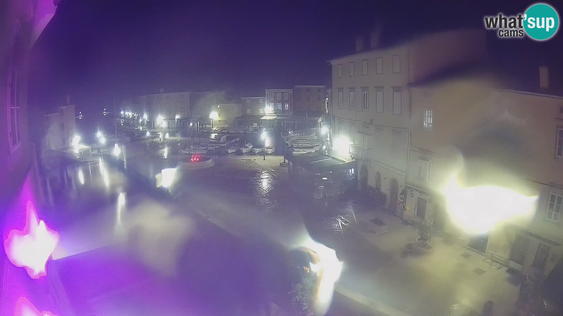 Web kamera Grad Cres – glavni trg i “mandrač” – otok Cres