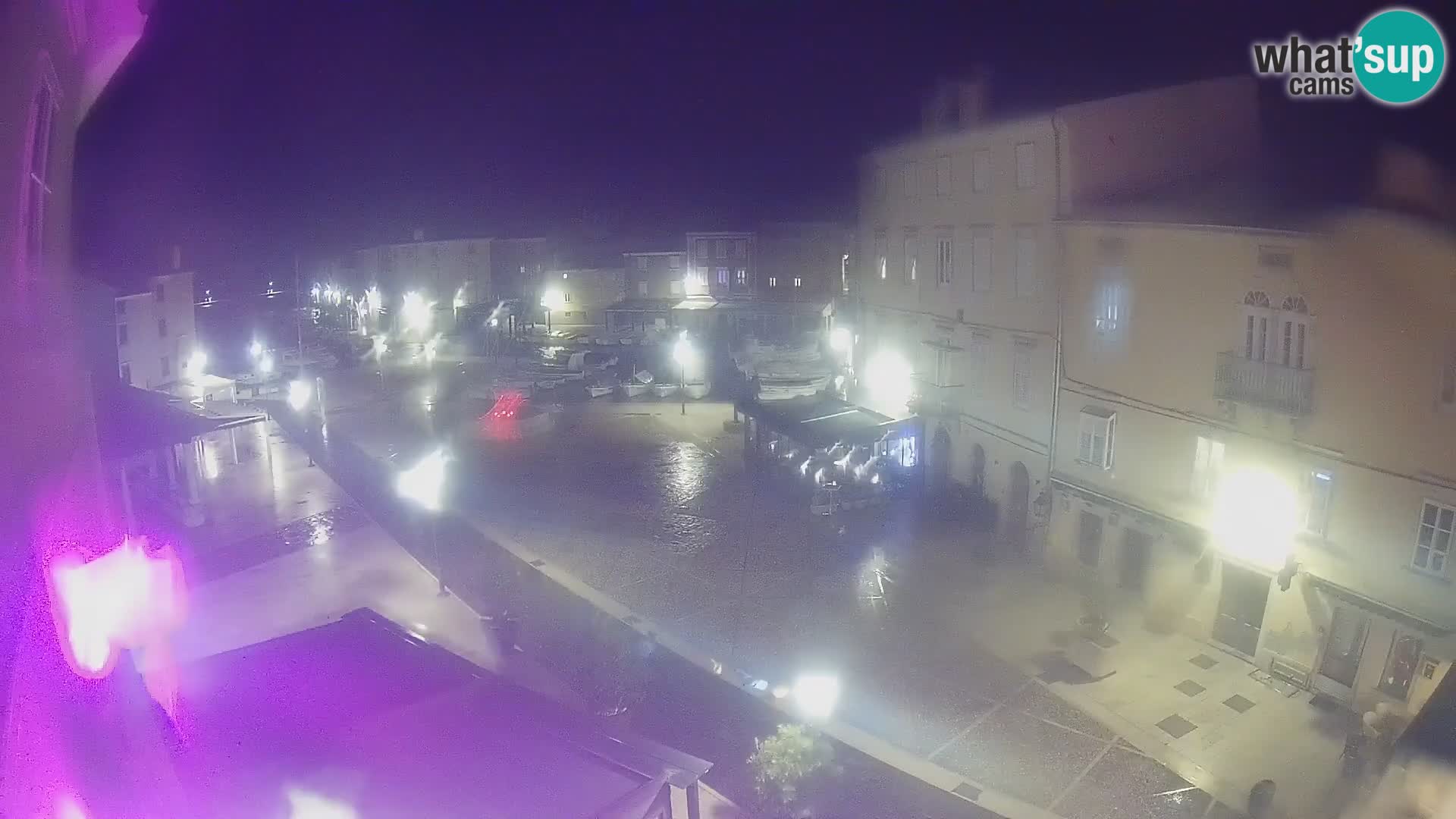 V ŽIVO spletna kamera Cres mesto – glavni trg in “mandrač” – otok Cres – Hrvaška