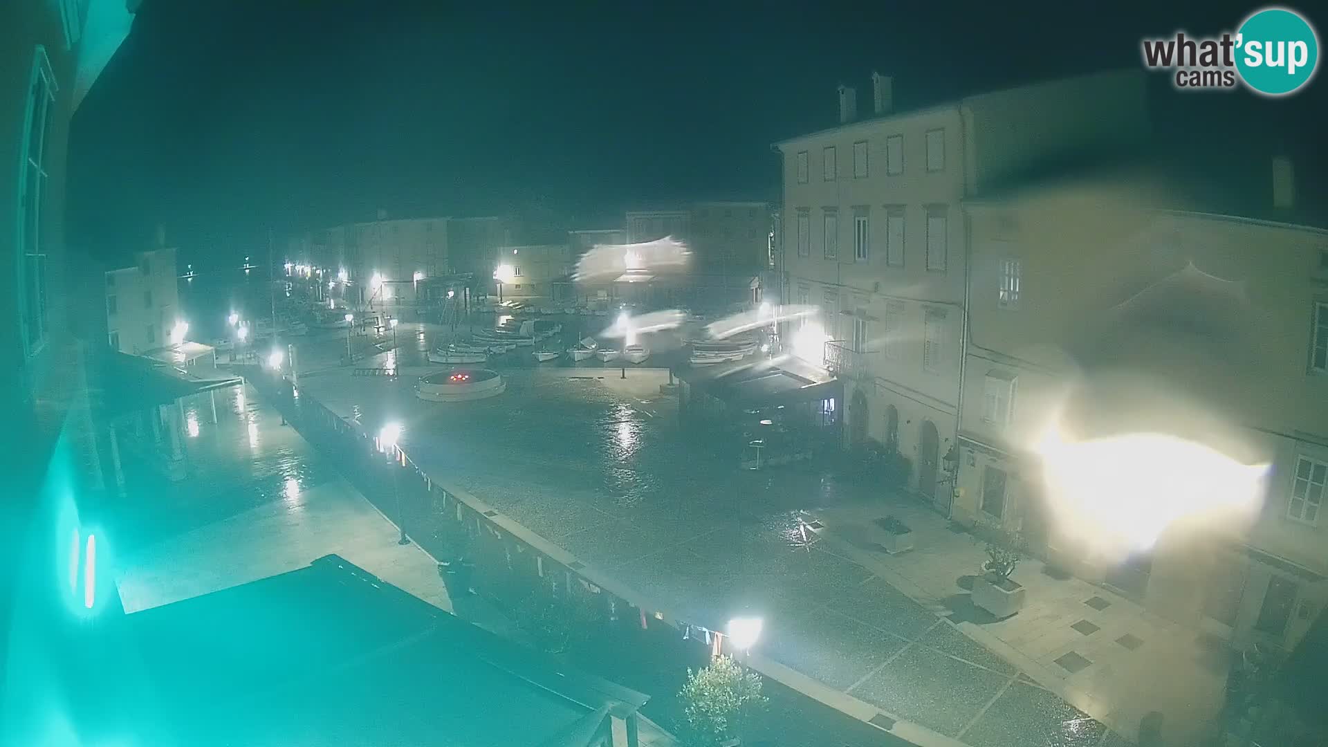 Web kamera Grad Cres – glavni trg i “mandrač” – otok Cres