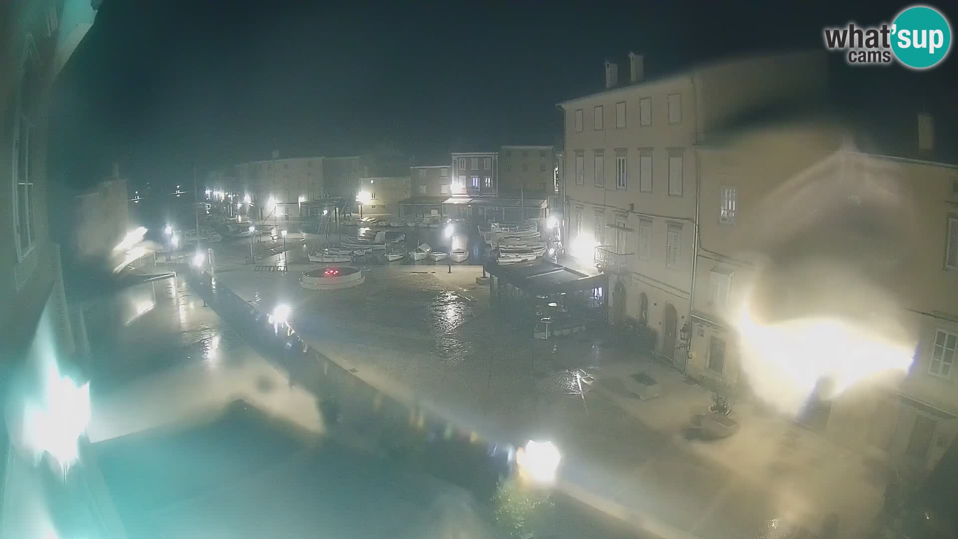 V ŽIVO spletna kamera Cres mesto – glavni trg in “mandrač” – otok Cres – Hrvaška