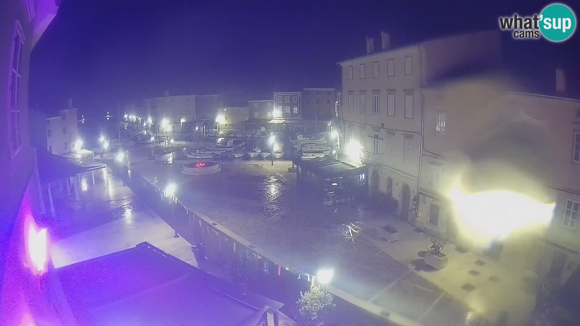 Web kamera Grad Cres – glavni trg i “mandrač” – otok Cres