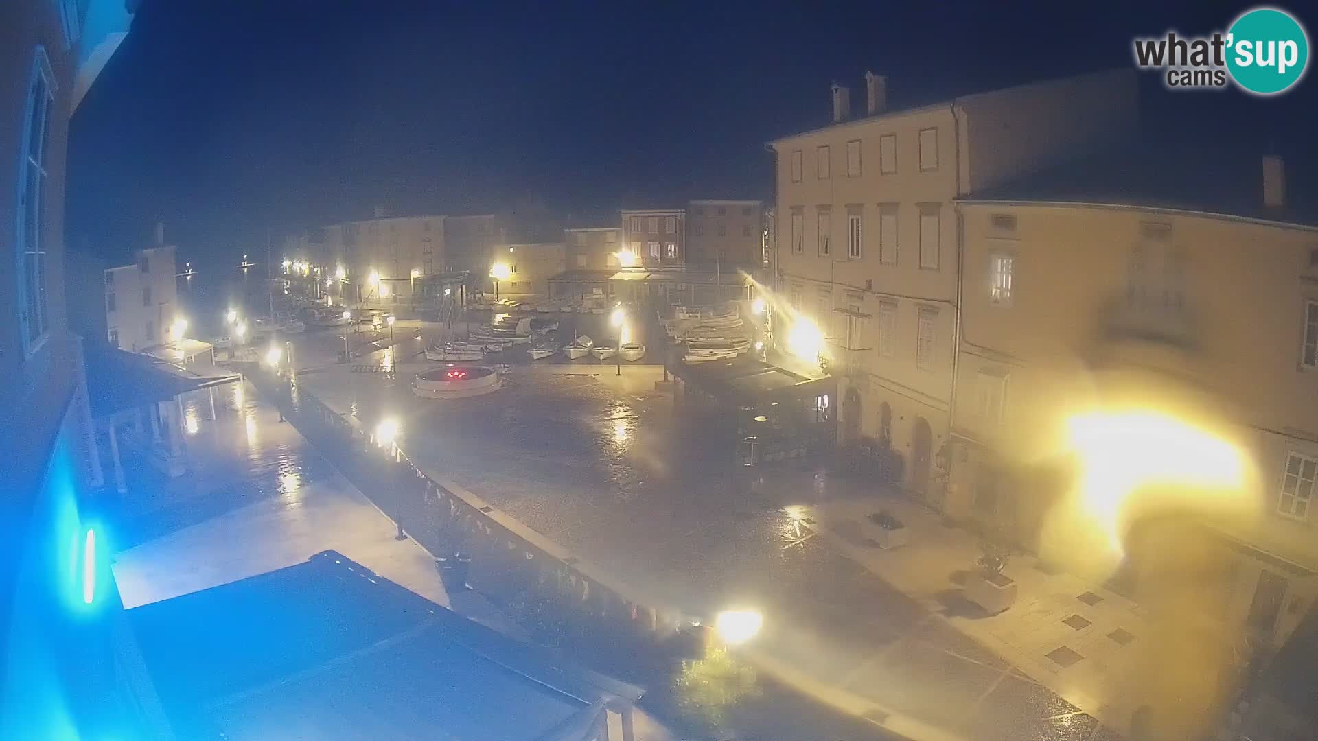 Web kamera Grad Cres – glavni trg i “mandrač” – otok Cres