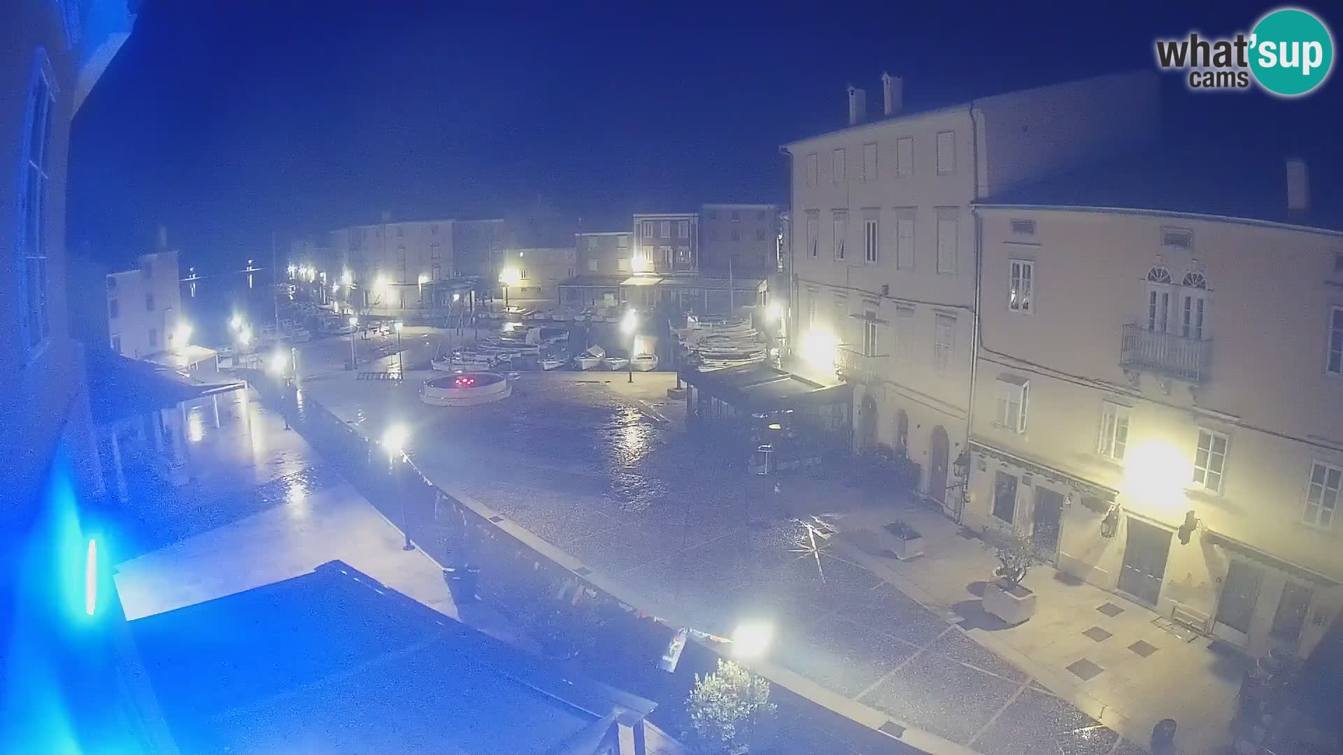 Web kamera Grad Cres – glavni trg i “mandrač” – otok Cres