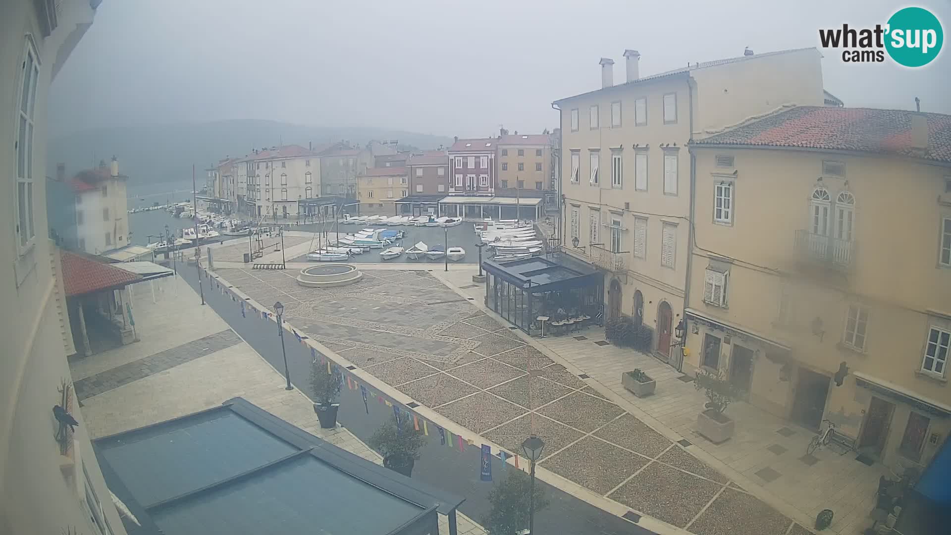 V ŽIVO spletna kamera Cres mesto – glavni trg in “mandrač” – otok Cres – Hrvaška