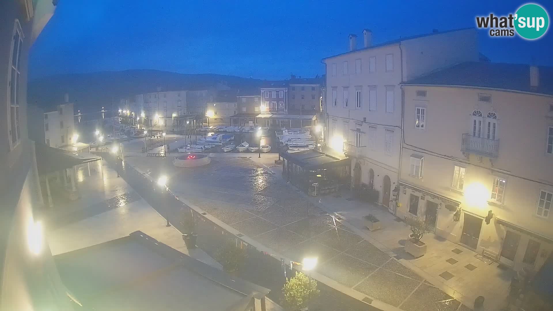 V ŽIVO spletna kamera Cres mesto – glavni trg in “mandrač” – otok Cres – Hrvaška