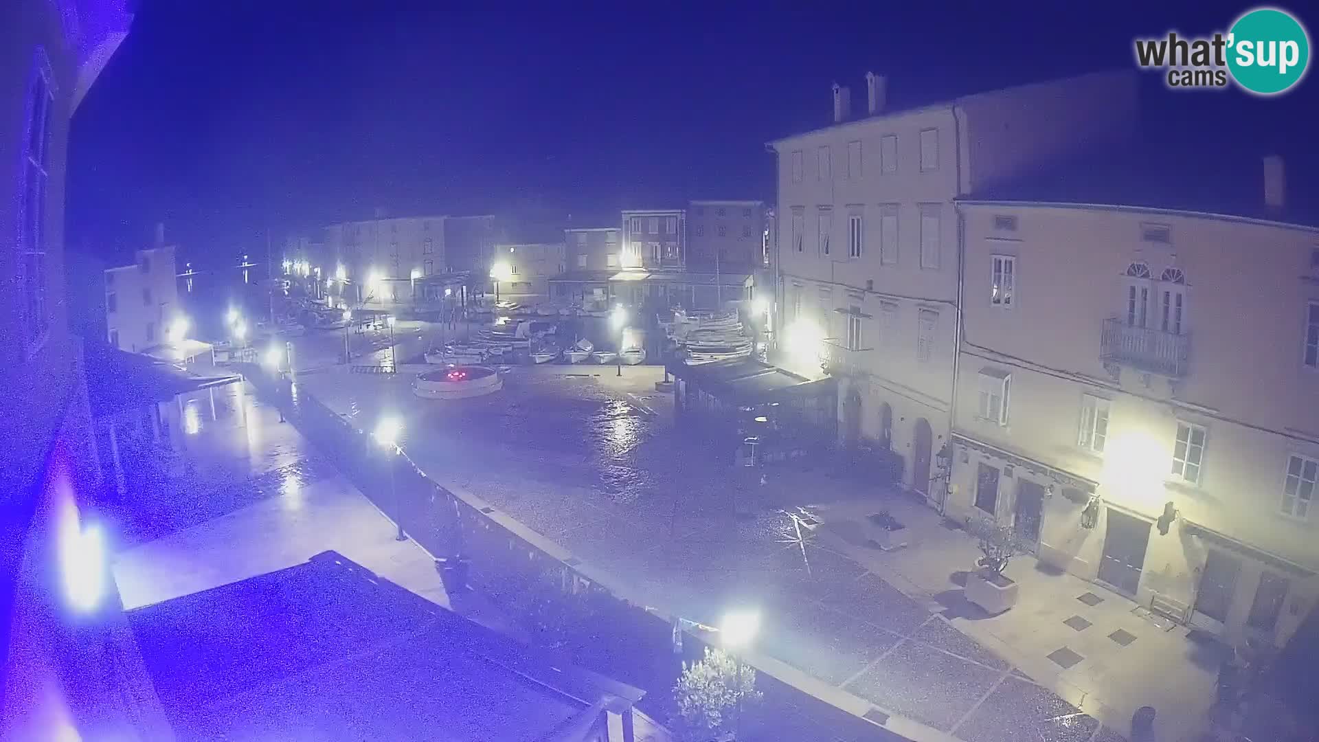 Web kamera Grad Cres – glavni trg i “mandrač” – otok Cres