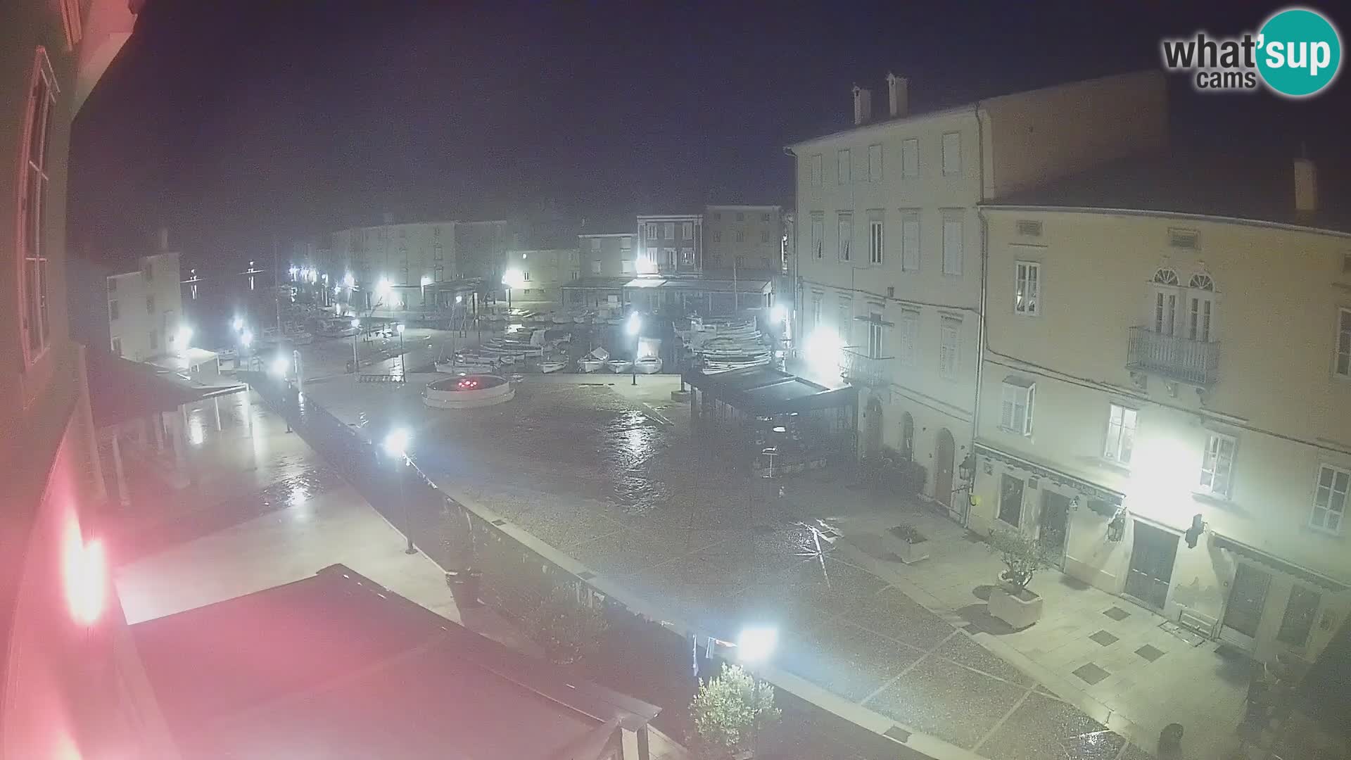 Web kamera Grad Cres – glavni trg i “mandrač” – otok Cres