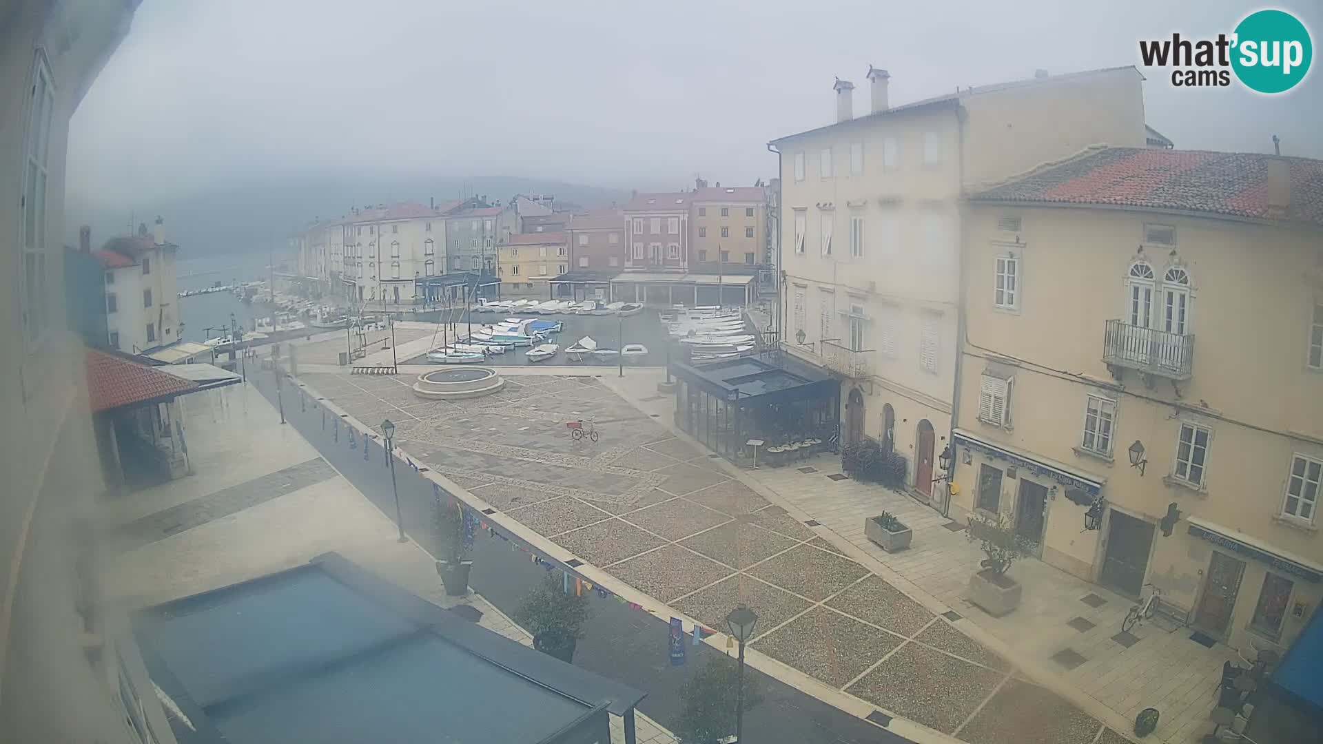 Web kamera Grad Cres – glavni trg i “mandrač” – otok Cres