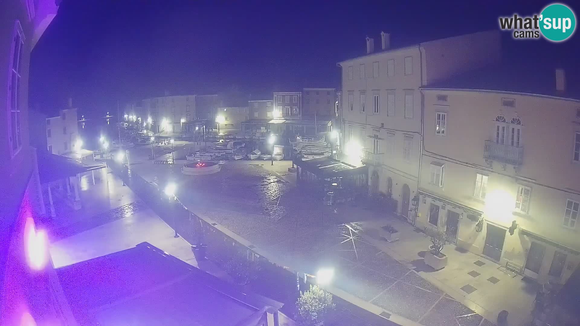 Web kamera Grad Cres – glavni trg i “mandrač” – otok Cres