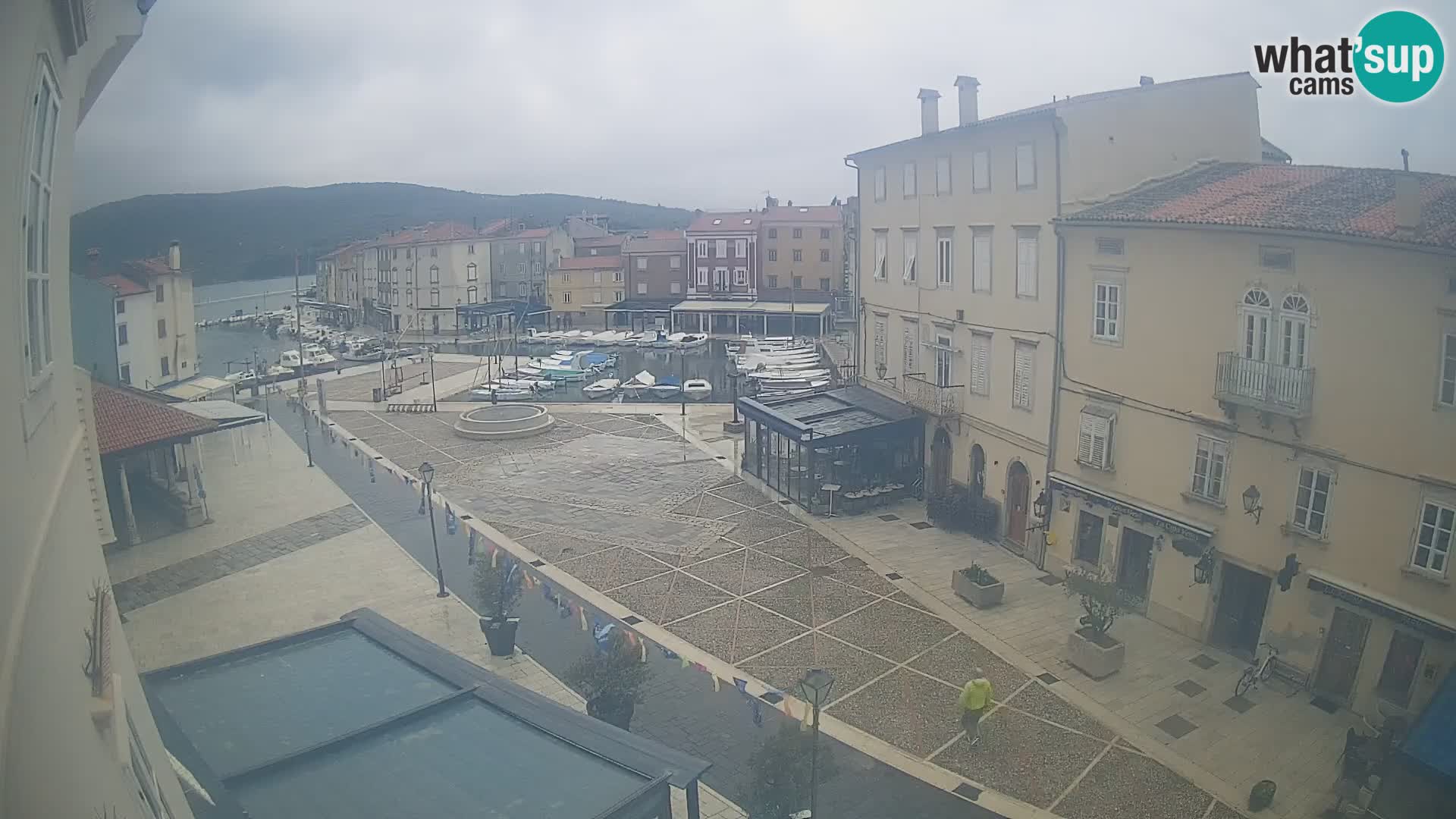 Cámara en vivo ciudad de Cres – plaza principal y “mandrač” – isla de Cres – Croacia
