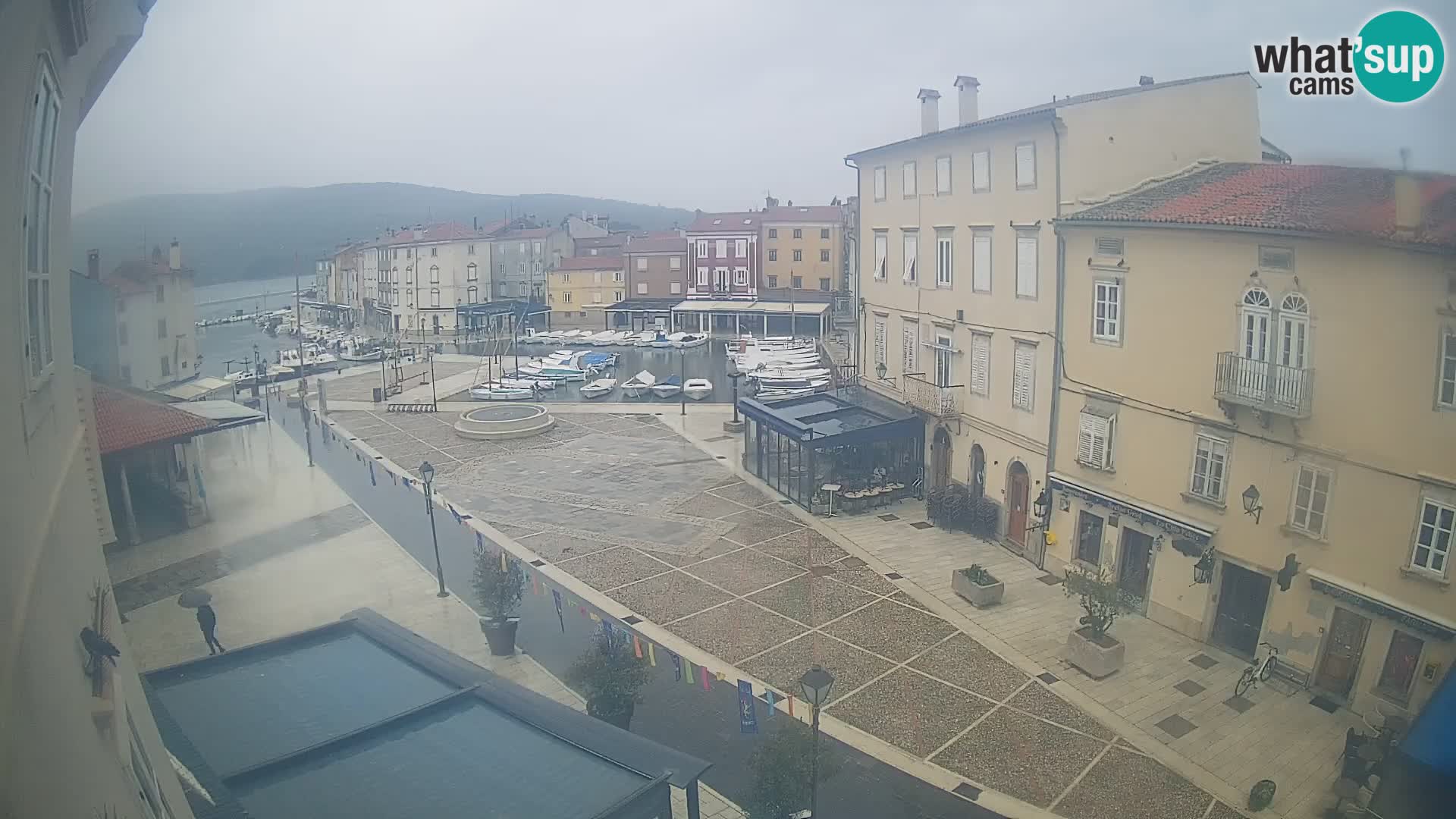 LIVE cam Cres city – place principale et “mandrač” – île de Cres – Croatie