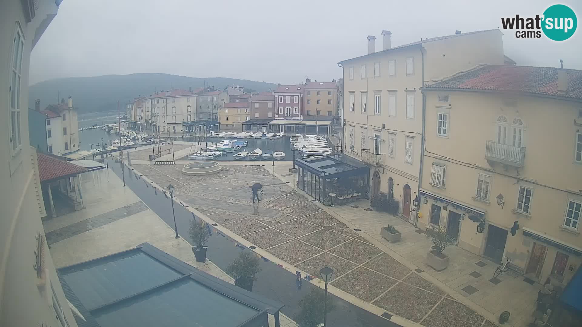 LIVE cam Cres city – place principale et “mandrač” – île de Cres – Croatie