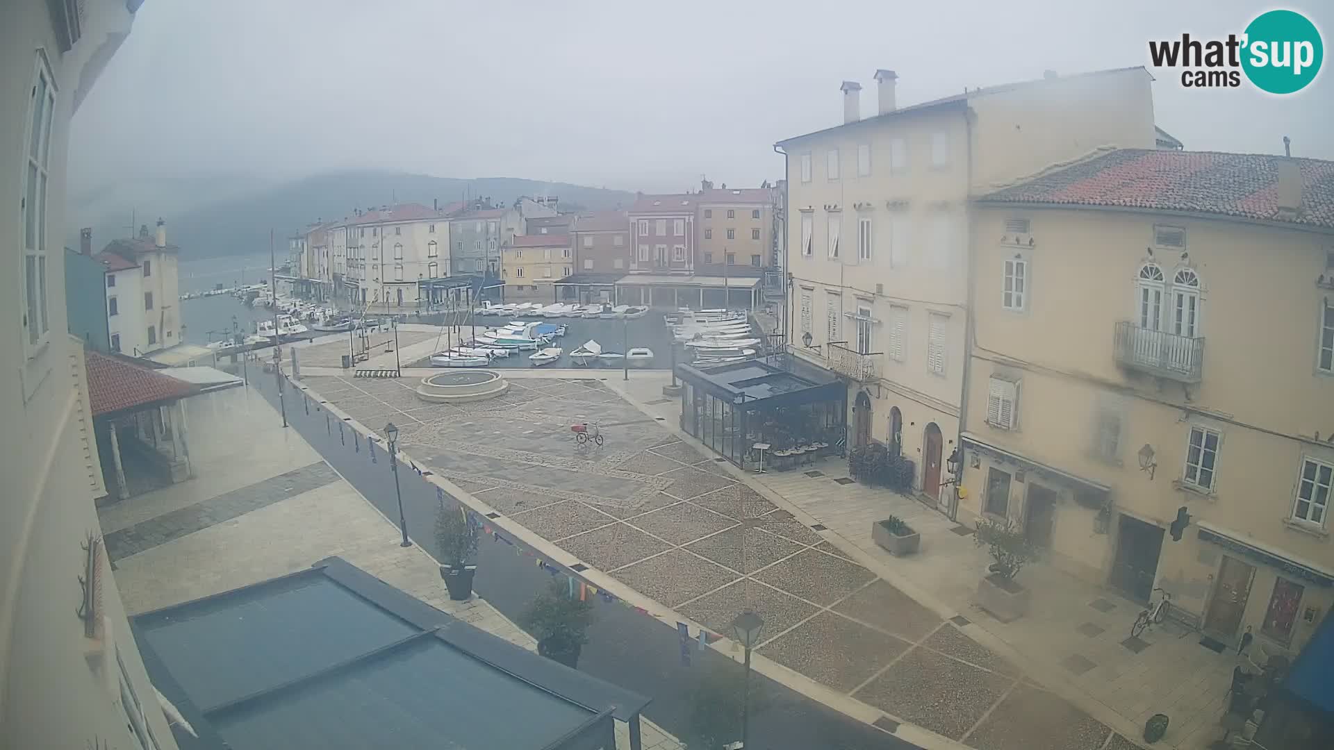 Web kamera Grad Cres – glavni trg i “mandrač” – otok Cres