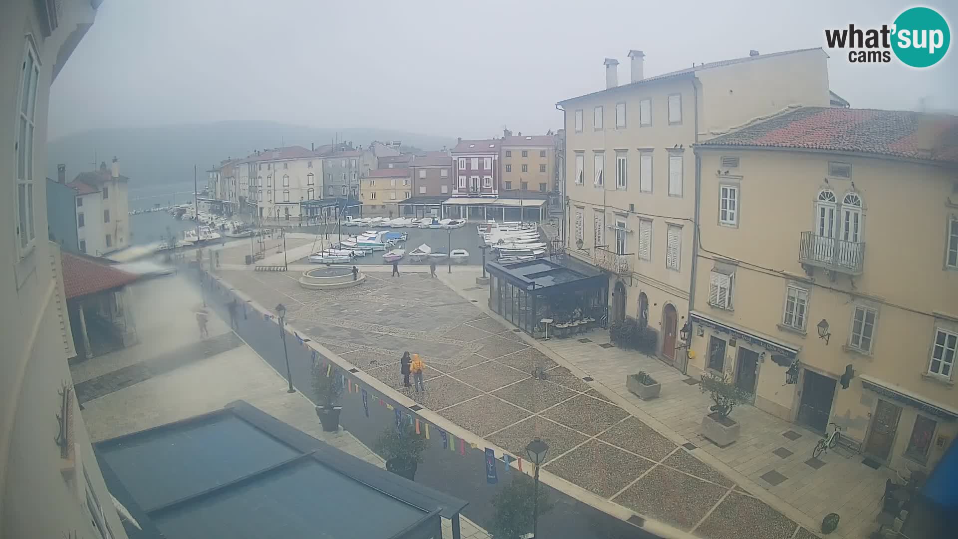 Web kamera Grad Cres – glavni trg i “mandrač” – otok Cres