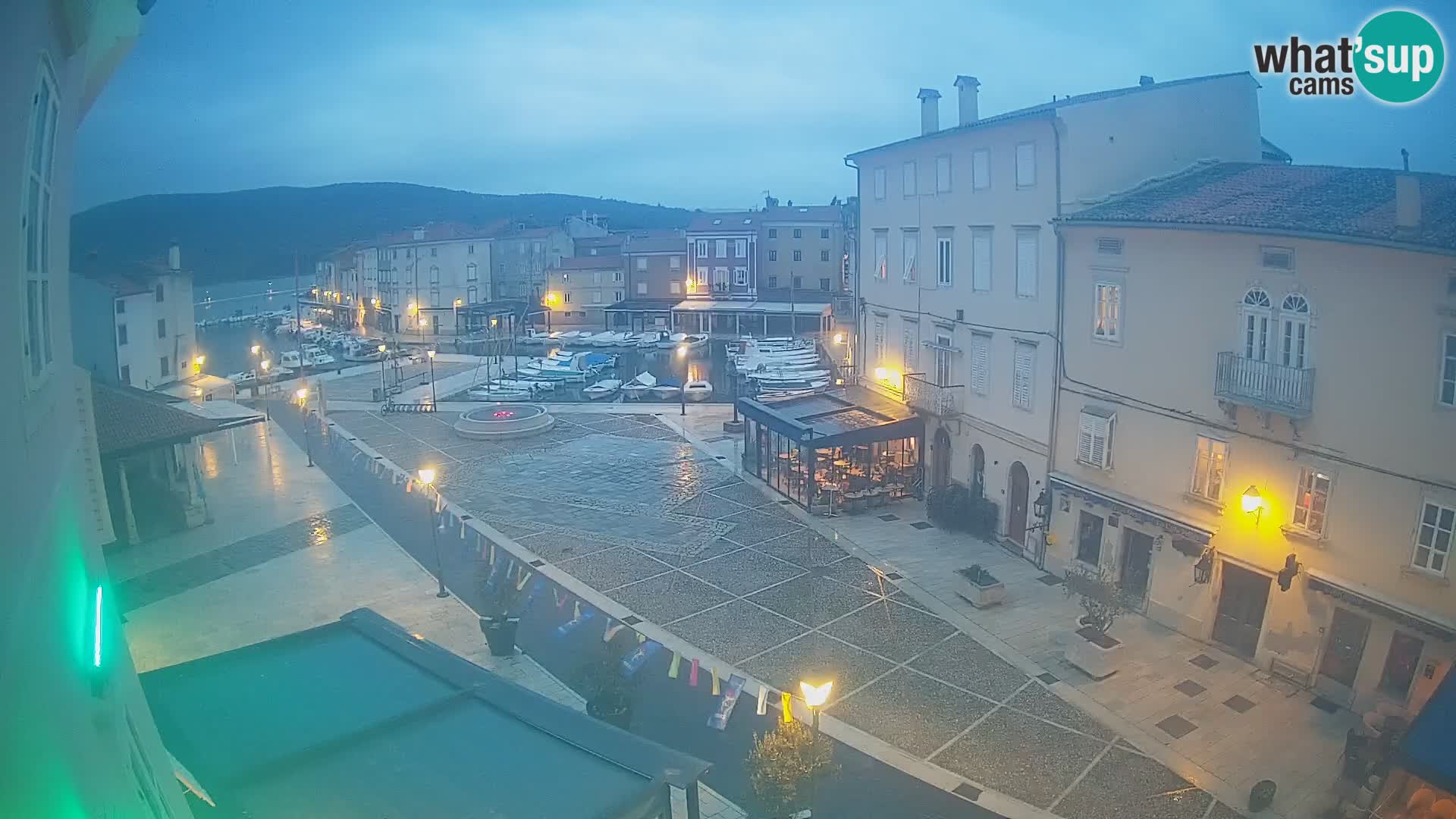 V ŽIVO spletna kamera Cres mesto – glavni trg in “mandrač” – otok Cres – Hrvaška