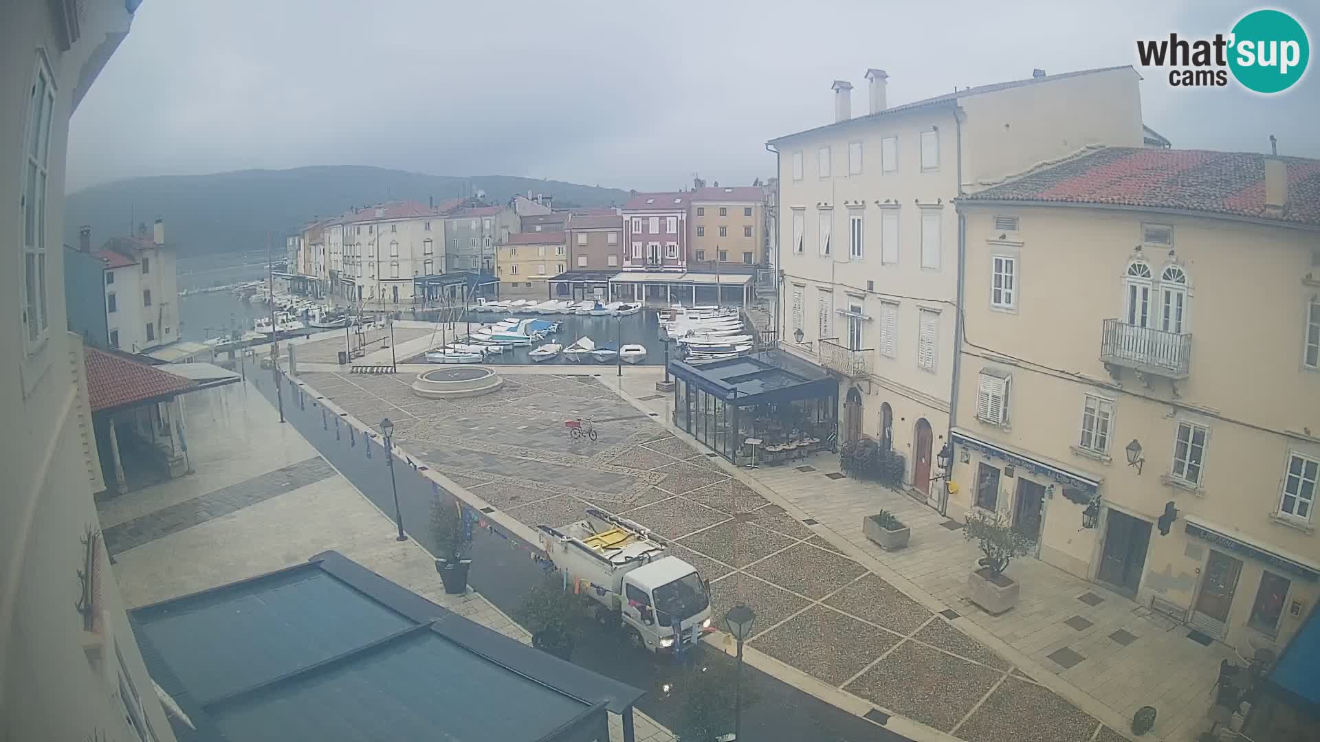 V ŽIVO spletna kamera Cres mesto – glavni trg in “mandrač” – otok Cres – Hrvaška