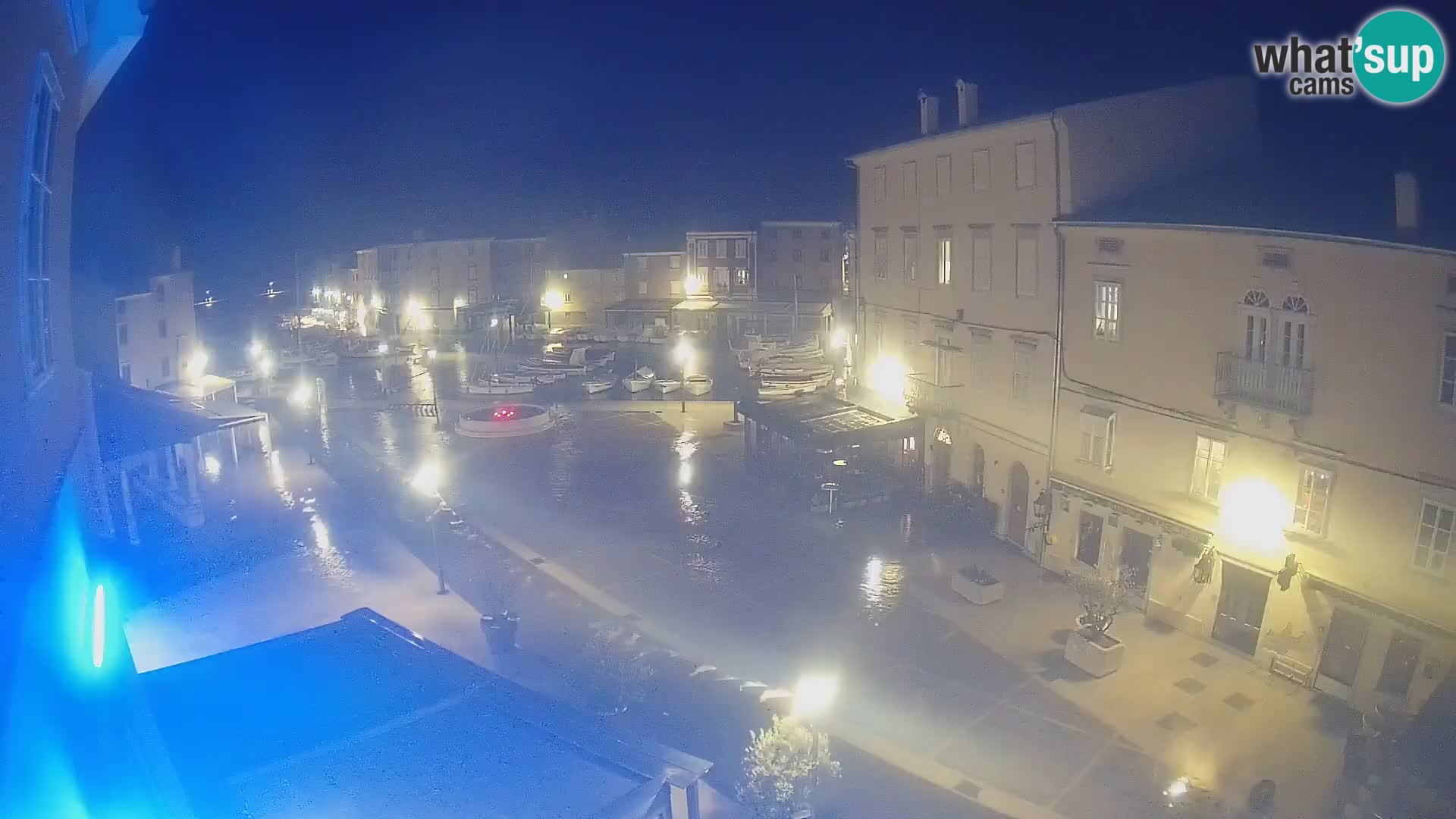 Web kamera Grad Cres – glavni trg i “mandrač” – otok Cres