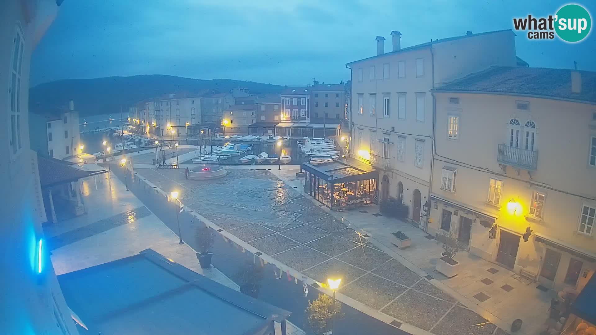 Cámara en vivo ciudad de Cres – plaza principal y “mandrač” – isla de Cres – Croacia