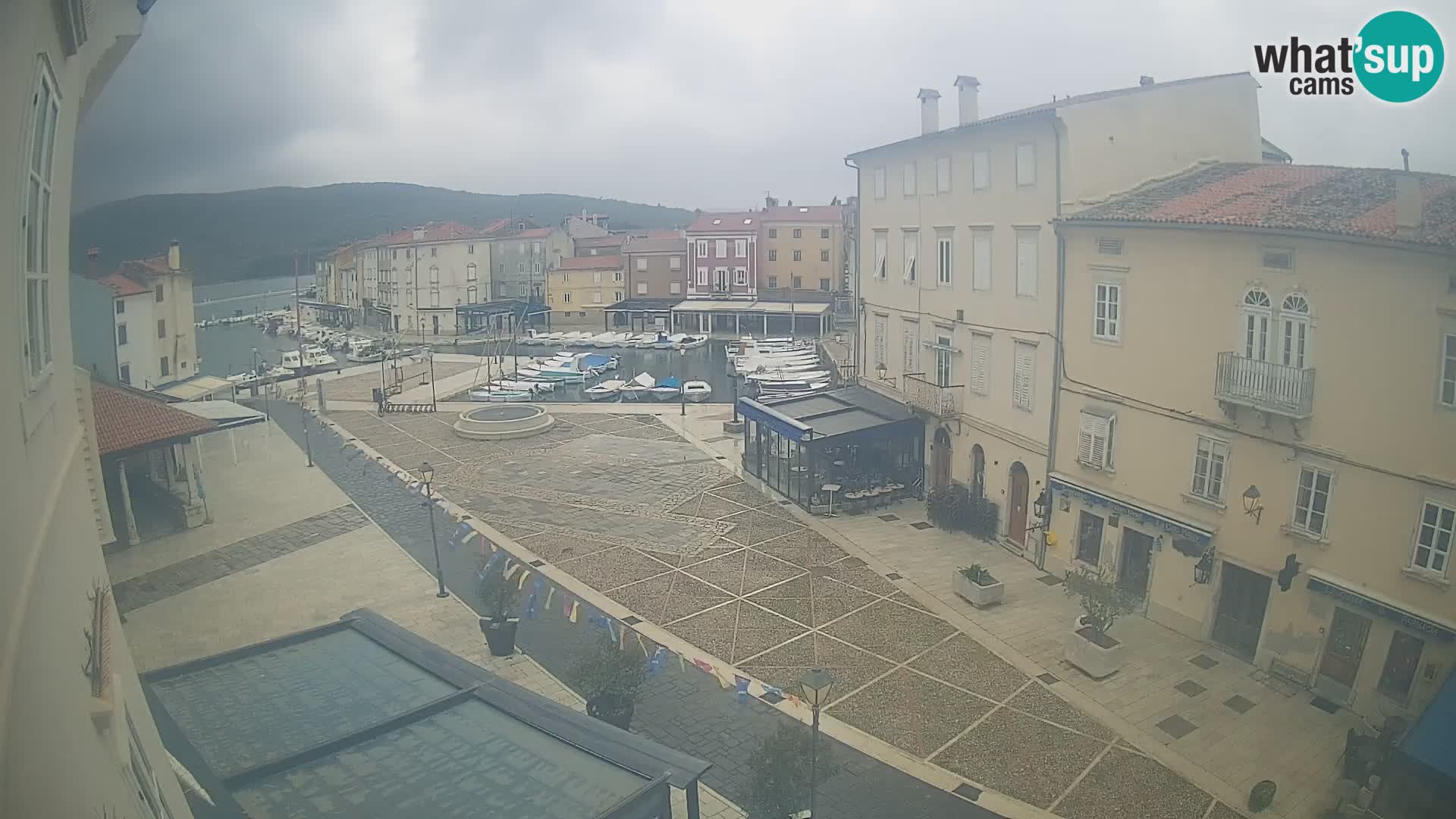 Cámara en vivo ciudad de Cres – plaza principal y “mandrač” – isla de Cres – Croacia