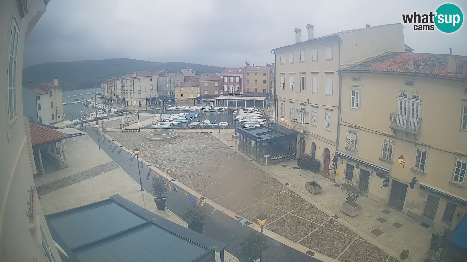 V ŽIVO spletna kamera Cres mesto – glavni trg in “mandrač” – otok Cres – Hrvaška