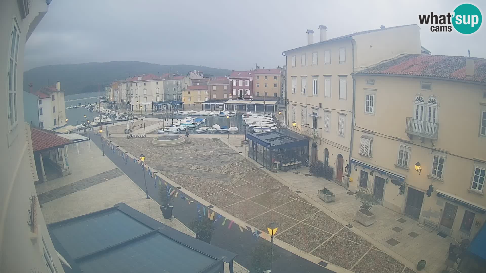 V ŽIVO spletna kamera Cres mesto – glavni trg in “mandrač” – otok Cres – Hrvaška