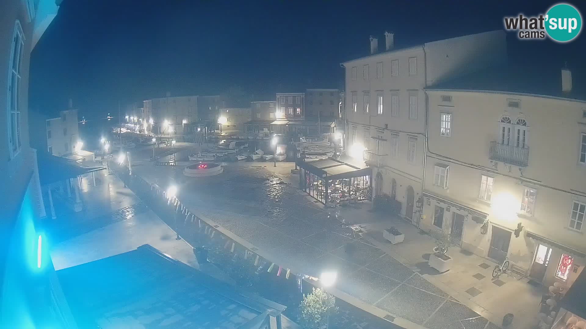 Web kamera Grad Cres – glavni trg i “mandrač” – otok Cres