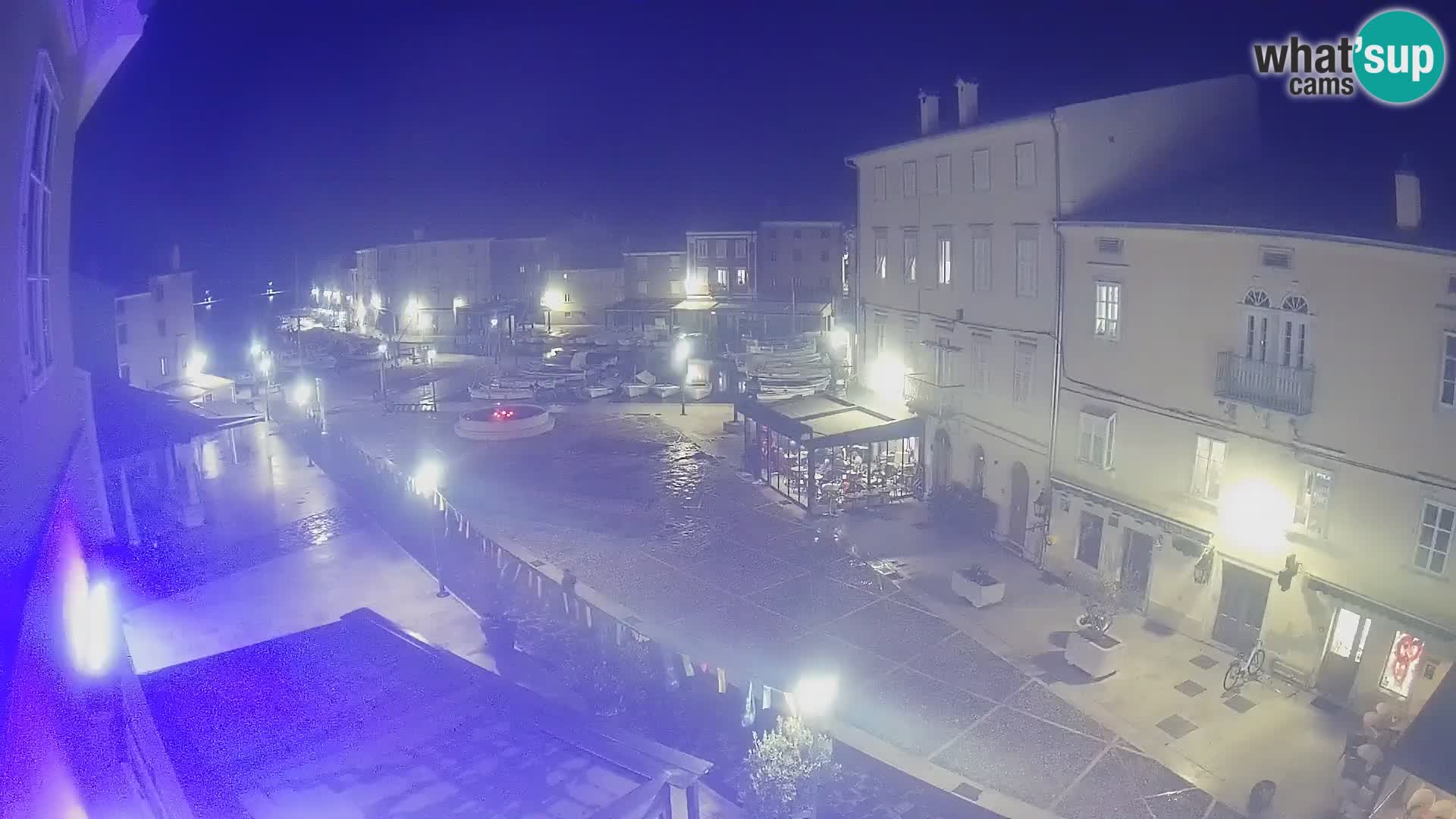 Web kamera Grad Cres – glavni trg i “mandrač” – otok Cres