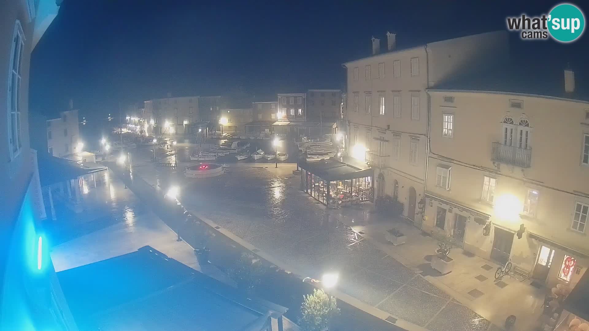 V ŽIVO spletna kamera Cres mesto – glavni trg in “mandrač” – otok Cres – Hrvaška