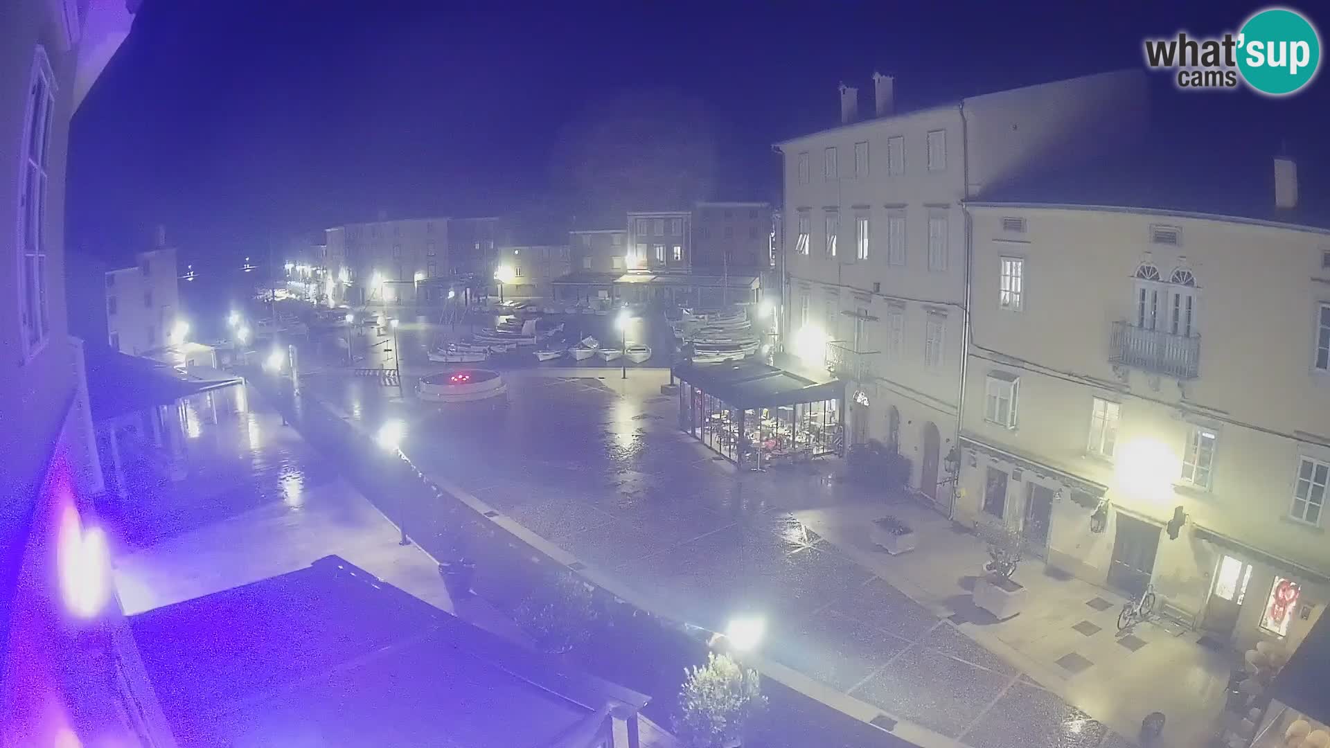 Web kamera Grad Cres – glavni trg i “mandrač” – otok Cres