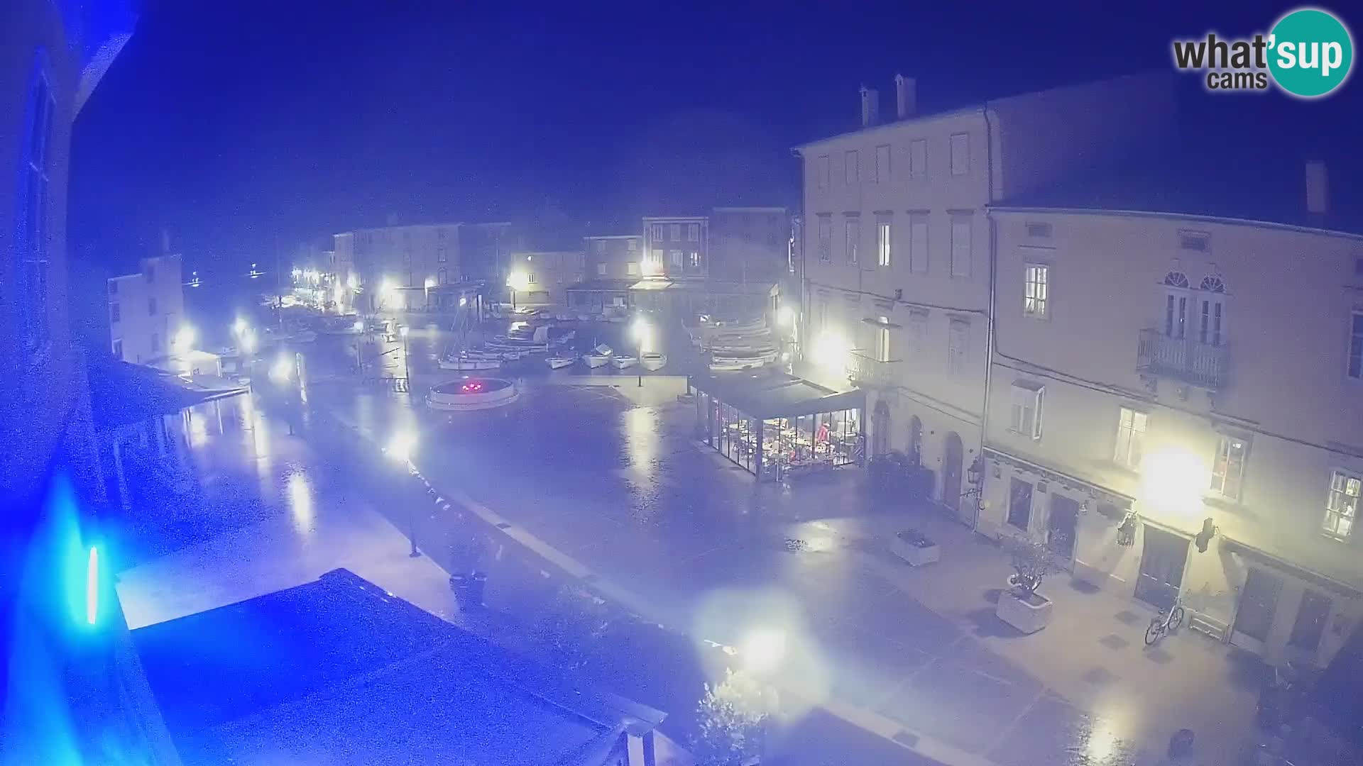 Web kamera Grad Cres – glavni trg i “mandrač” – otok Cres