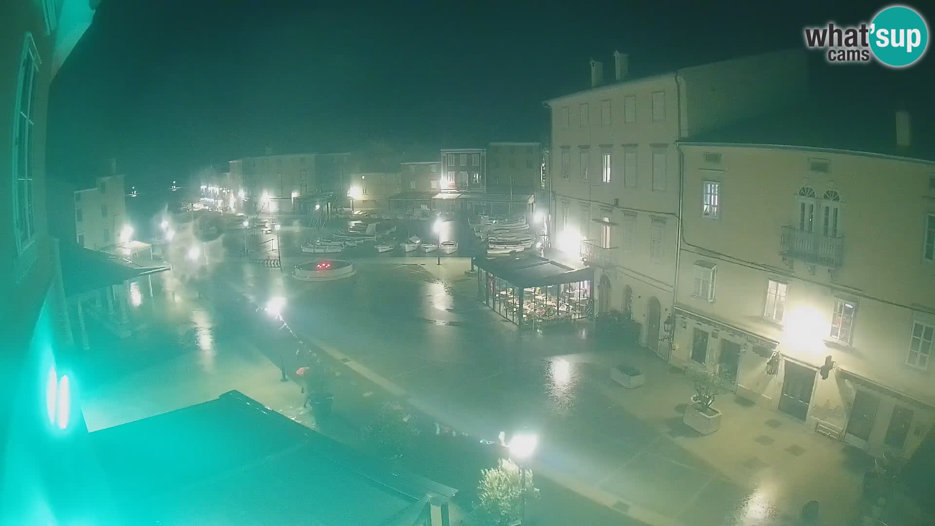 V ŽIVO spletna kamera Cres mesto – glavni trg in “mandrač” – otok Cres – Hrvaška