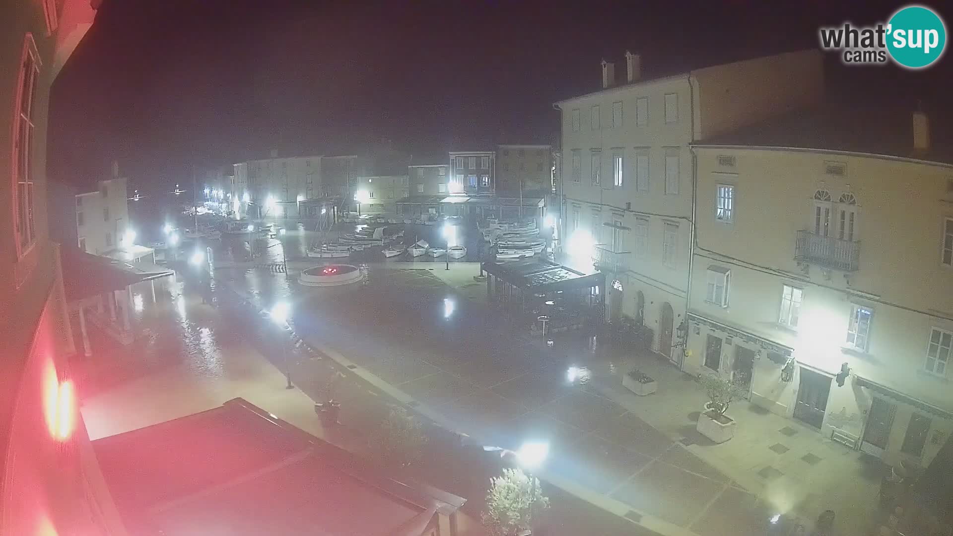 Web kamera Grad Cres – glavni trg i “mandrač” – otok Cres