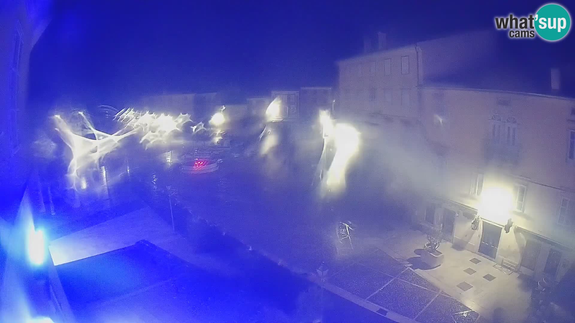 V ŽIVO spletna kamera Cres mesto – glavni trg in “mandrač” – otok Cres – Hrvaška