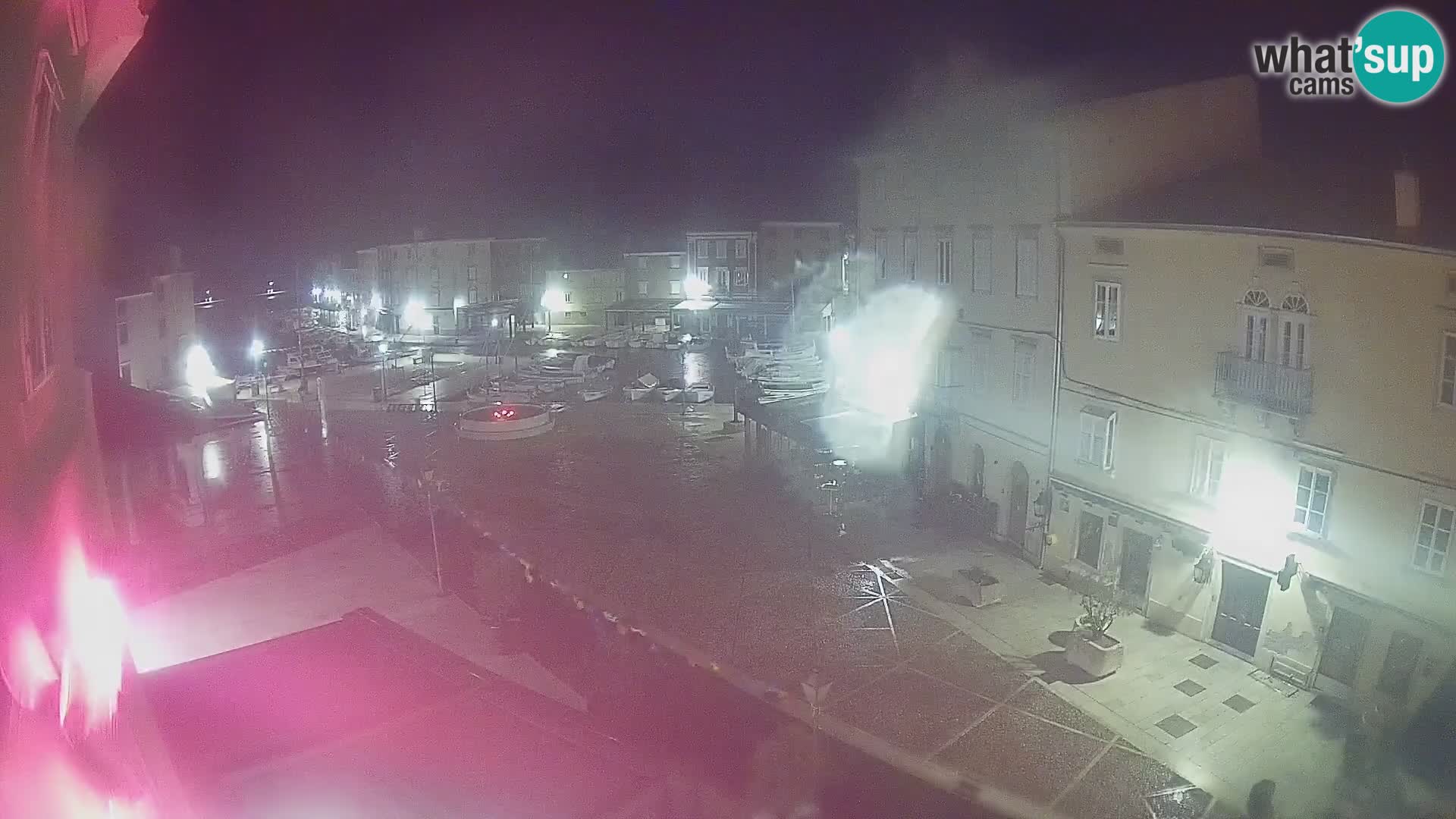 V ŽIVO spletna kamera Cres mesto – glavni trg in “mandrač” – otok Cres – Hrvaška