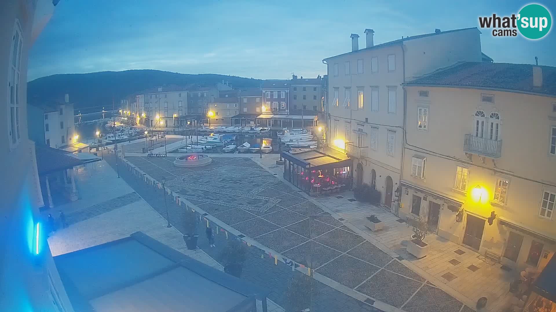 Web kamera Grad Cres – glavni trg i “mandrač” – otok Cres