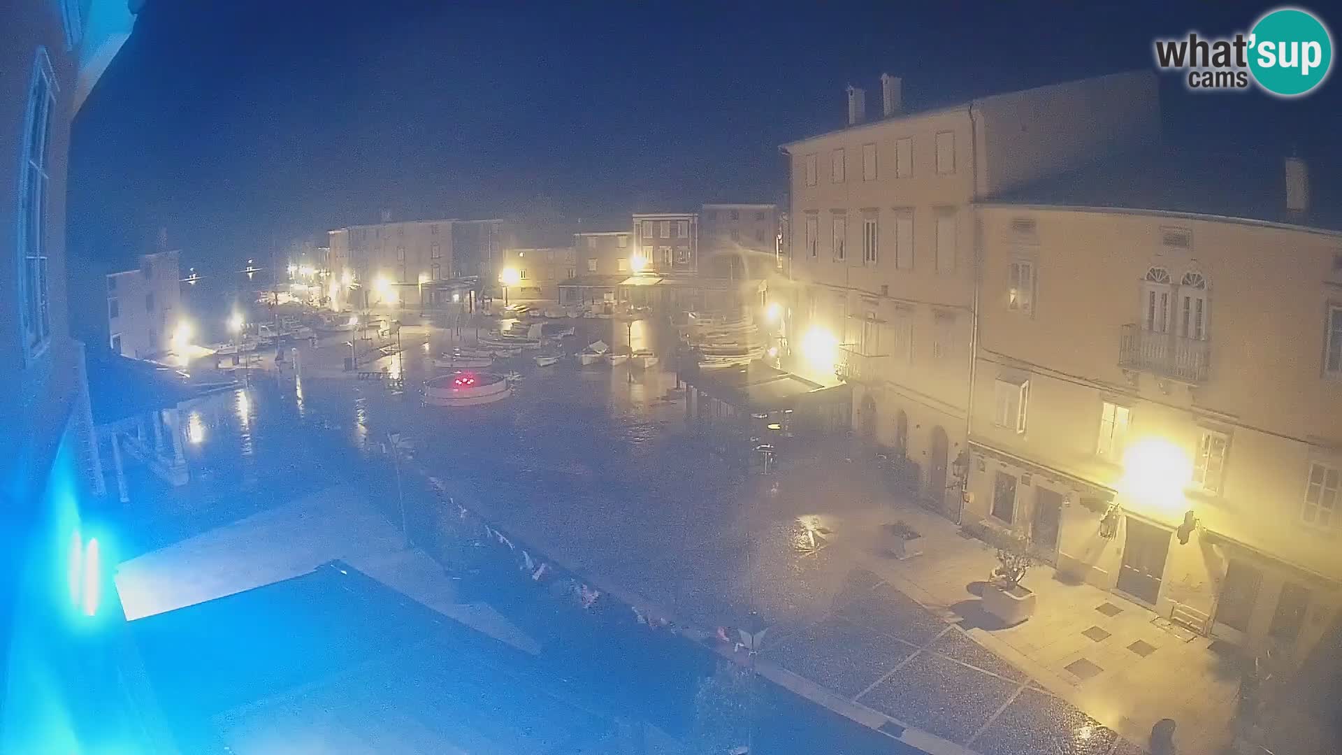 V ŽIVO spletna kamera Cres mesto – glavni trg in “mandrač” – otok Cres – Hrvaška