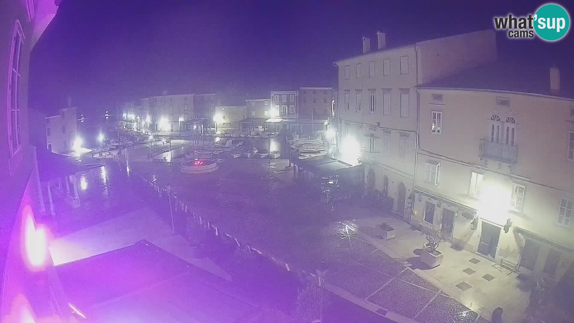 V ŽIVO spletna kamera Cres mesto – glavni trg in “mandrač” – otok Cres – Hrvaška